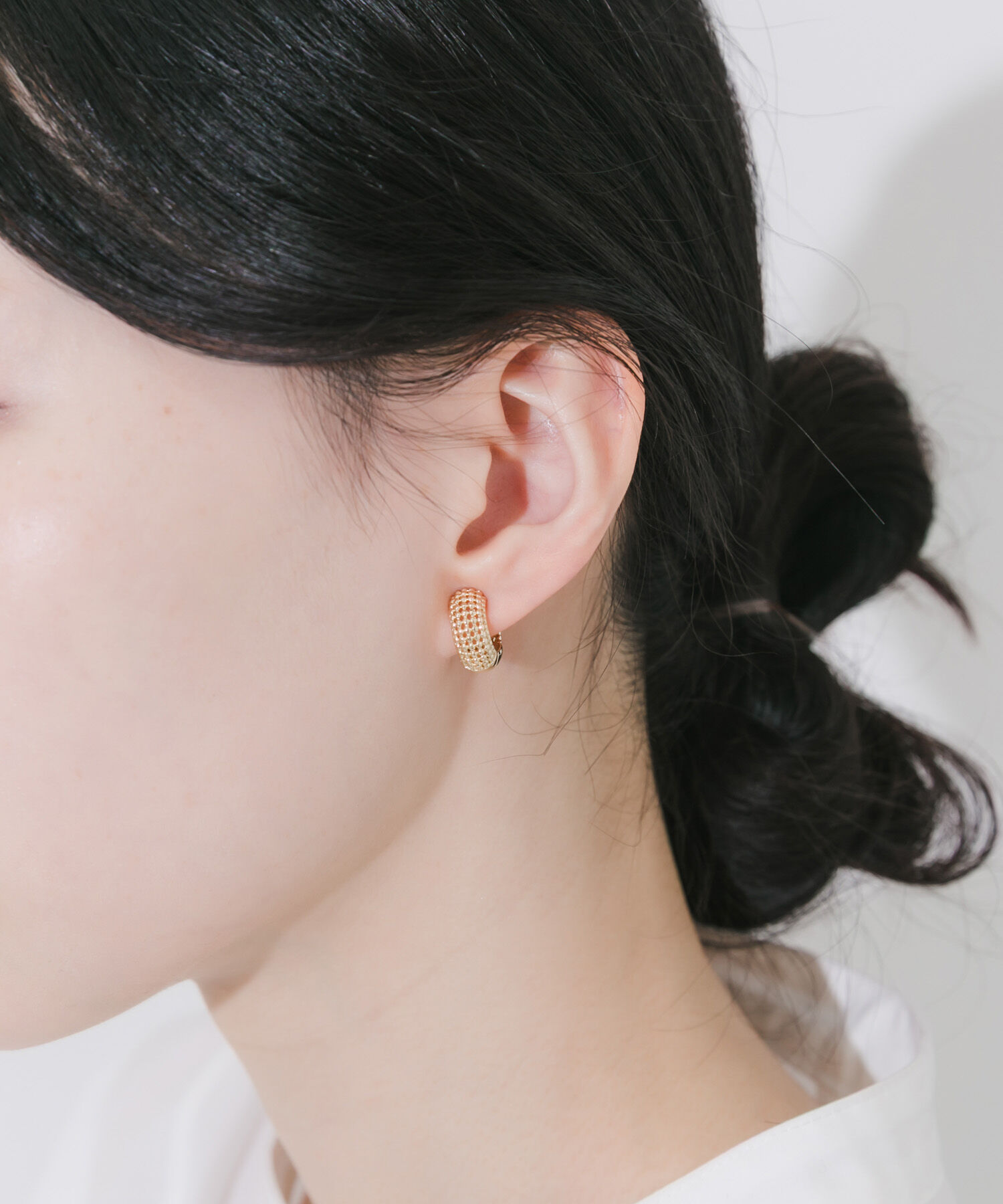 SMELLY「エンボスワンタッチフープイヤリング」|イヤリング|