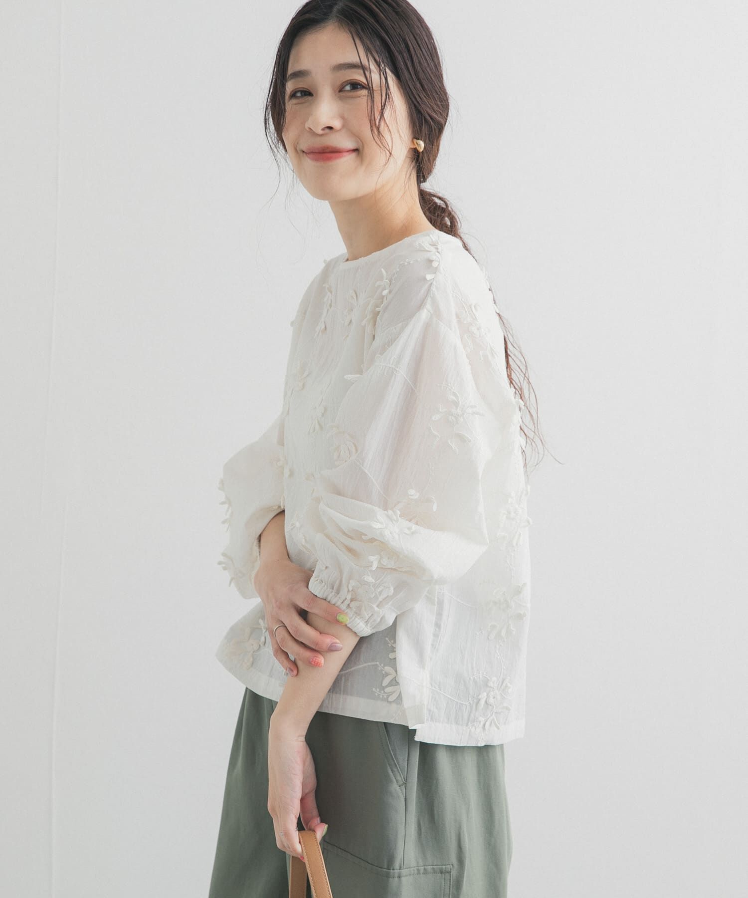 URBAN RESEARCH DOORS「立体刺繍ブラウス」|シャツ・ブラウス|