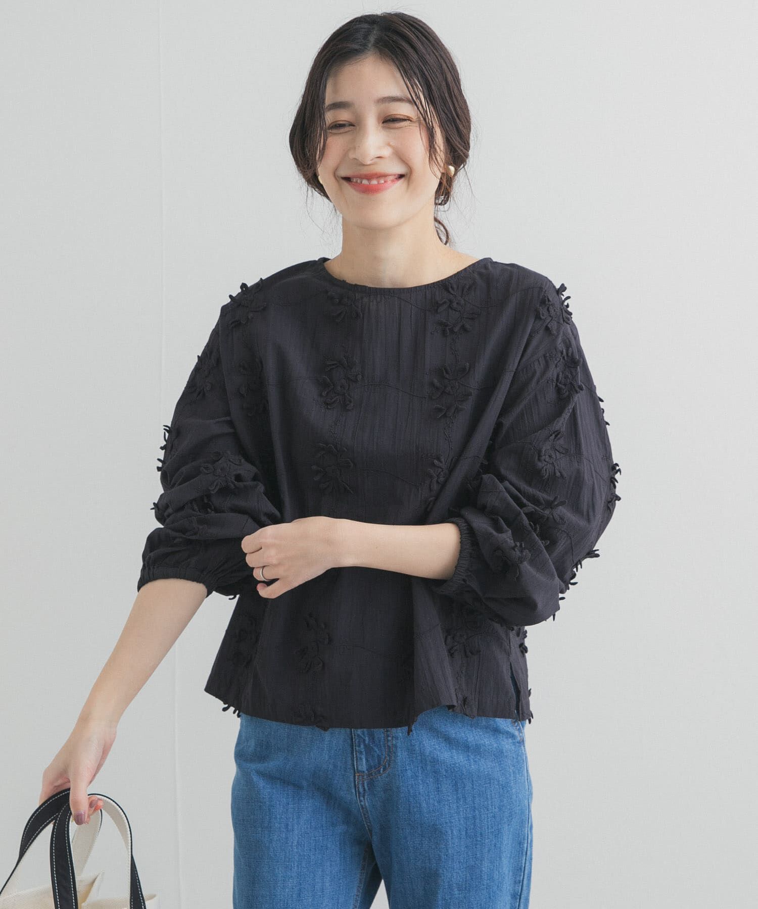 URBAN RESEARCH DOORS「立体刺繍ブラウス」|シャツ・ブラウス|
