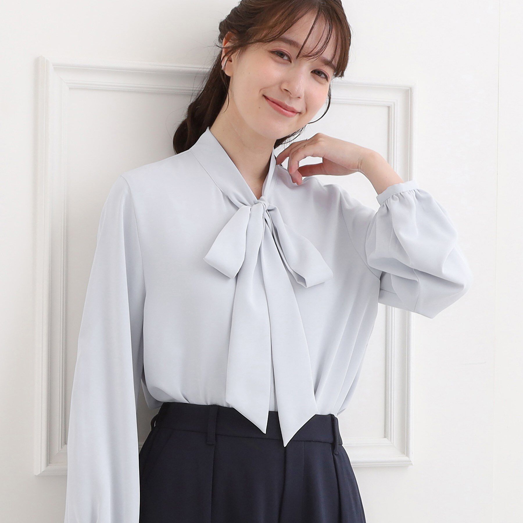 SHOO･LA･RUE「【洗濯機可/S-3L】リボンボウタイが魅力　大人の華やかブラウス」|シャツ・ブラウス|サックスブルー(09