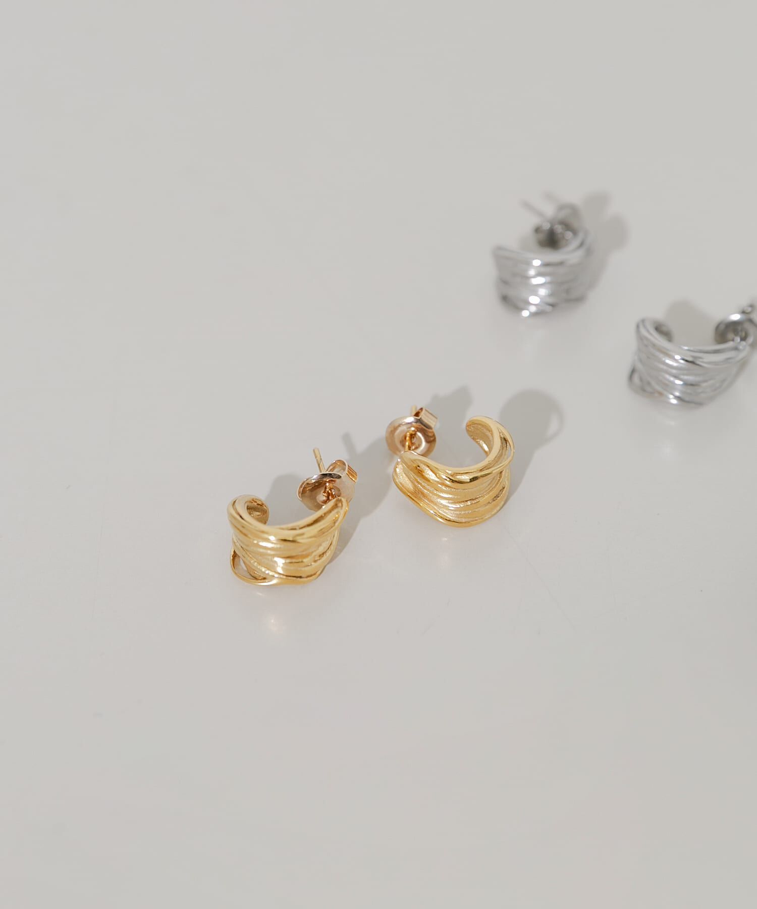SMELLY「ステンレスウェーブメタルピアス」|ピアス|ゴールド