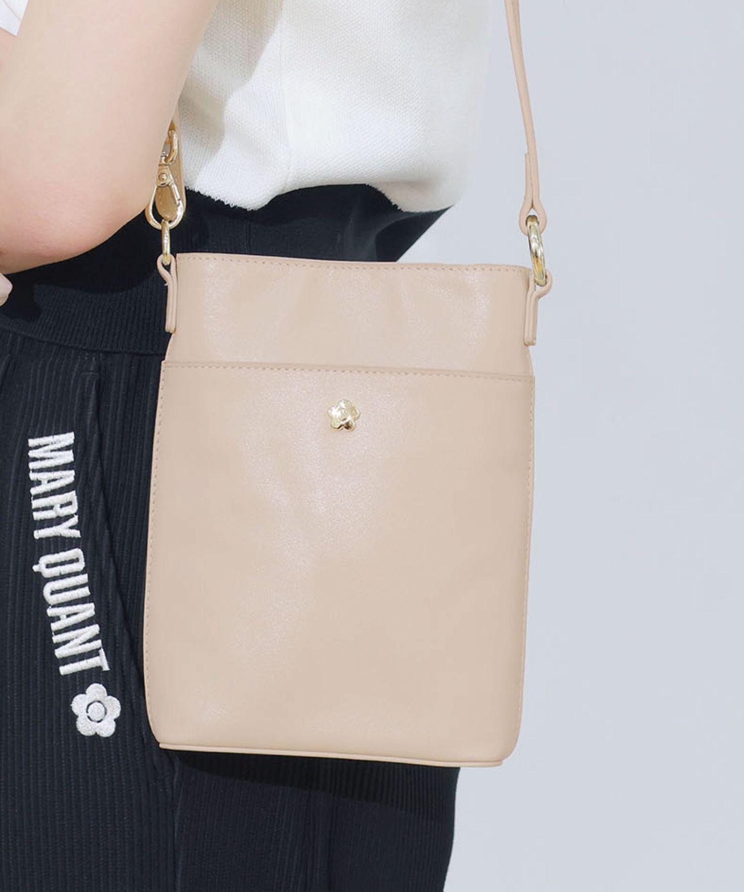 MARY QUANT「スムースレザー モバイルショルダー」|ショルダー・メッセンジャー|ベージュ