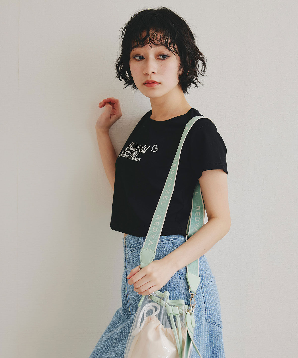 REDYAZEL「カリグラフィーロゴエンブロイダリークロップドTシャツ」|Tシャツ・カットソー|