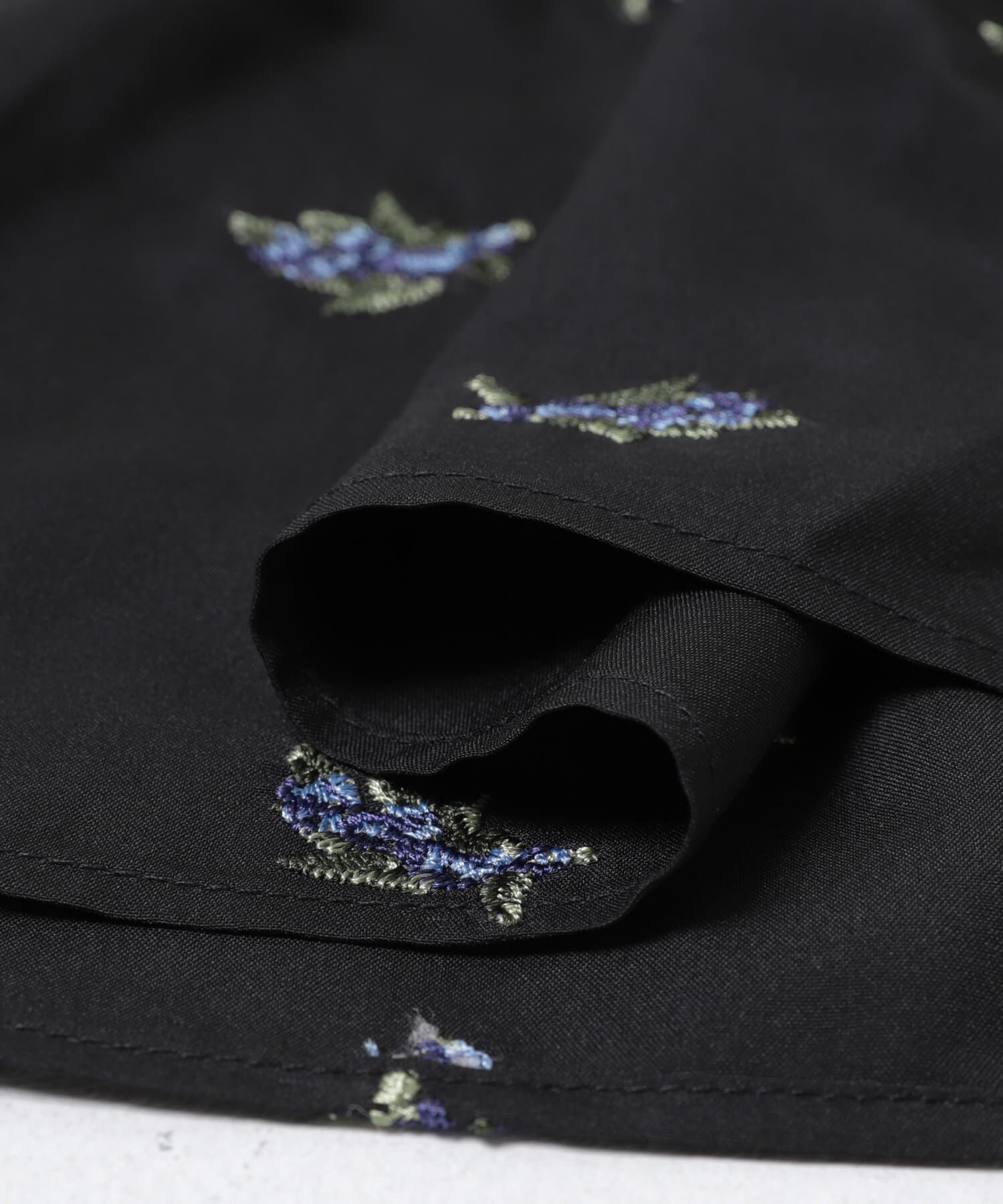 URBAN RESEARCH ROSSO「フラワー刺繍ギャザーブラウス」|シャツ・ブラウス|