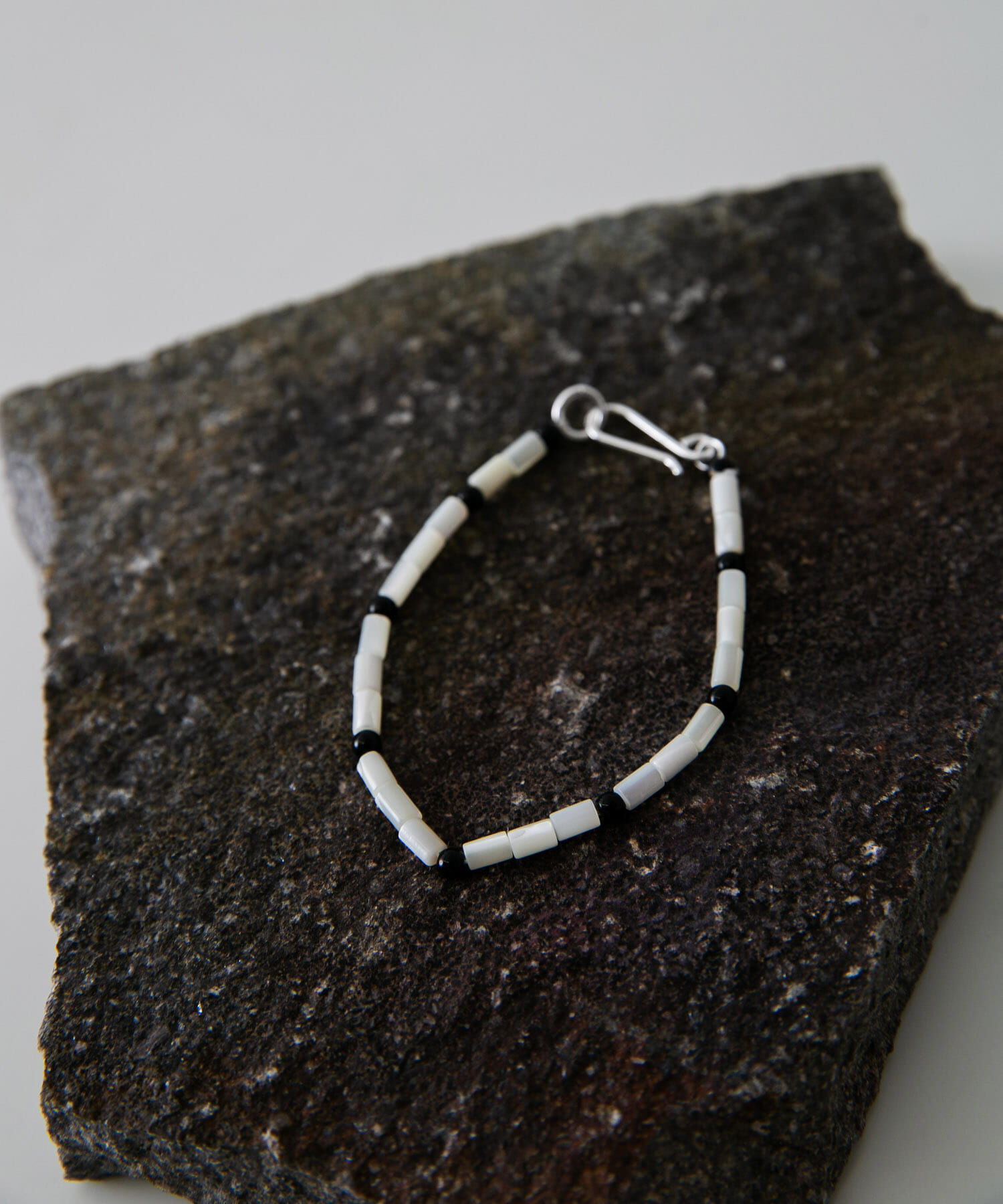 SMELLY「SMELLY so&rsquo;　sheill onyx bracelet」|ブレスレット・バングル|
