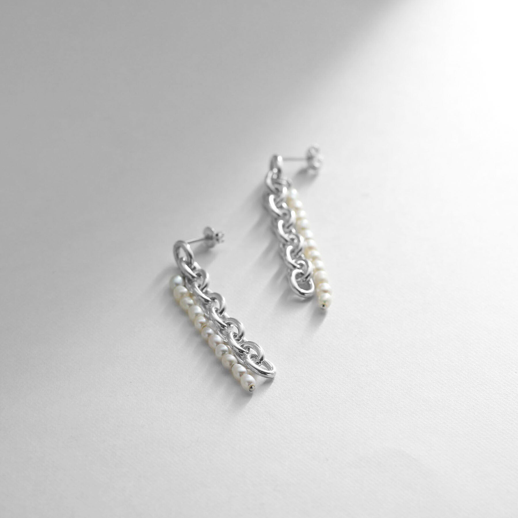 COCOSHNIK ONKITSCH「シルバー バロックパール チェーンコンビネーション スタッドピアス」|ピアス|シルバー(606)