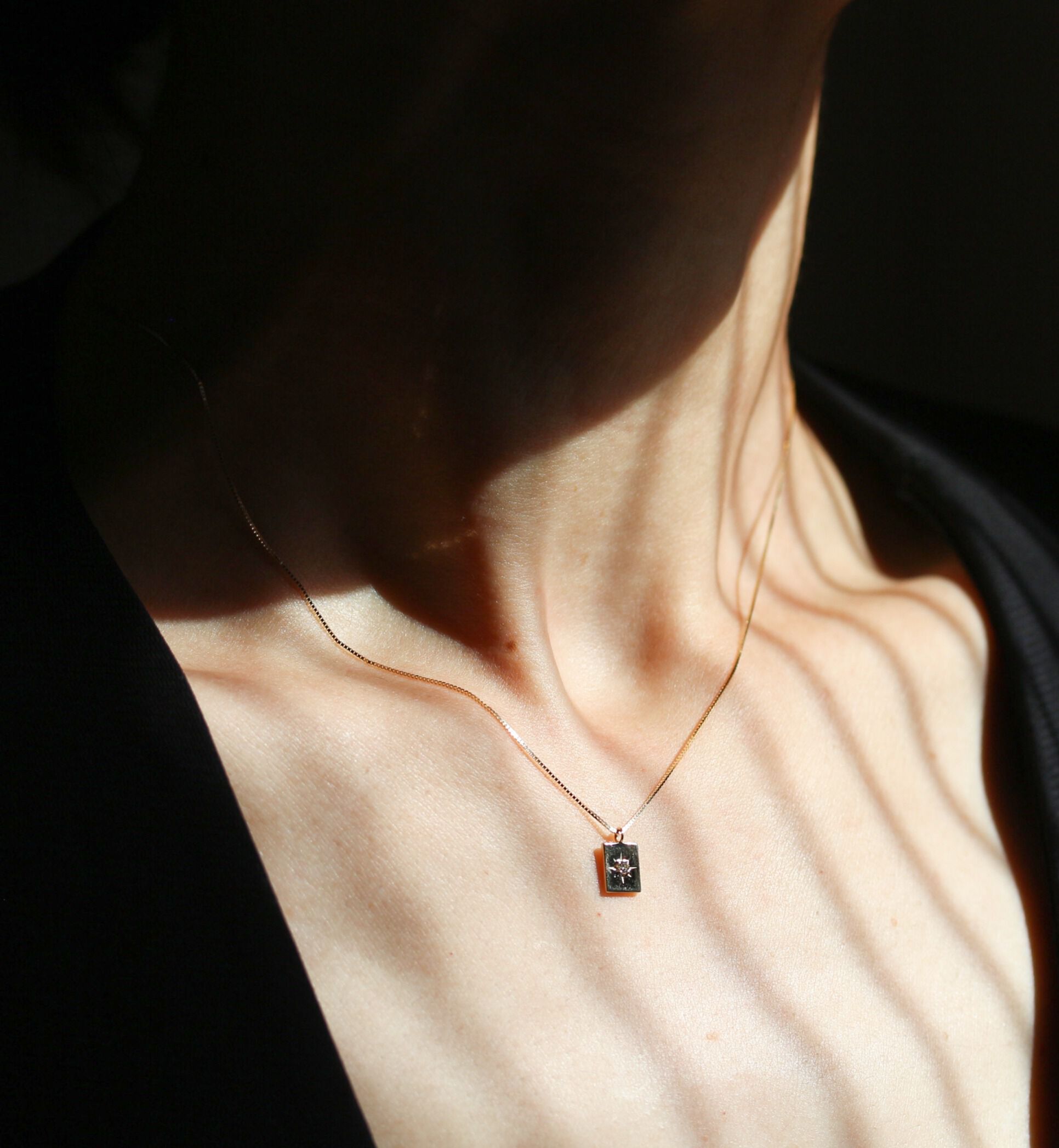  「ダイヤモンド 0.025ct スクエア プレート ネックレス | K10YG」|ネックレス|