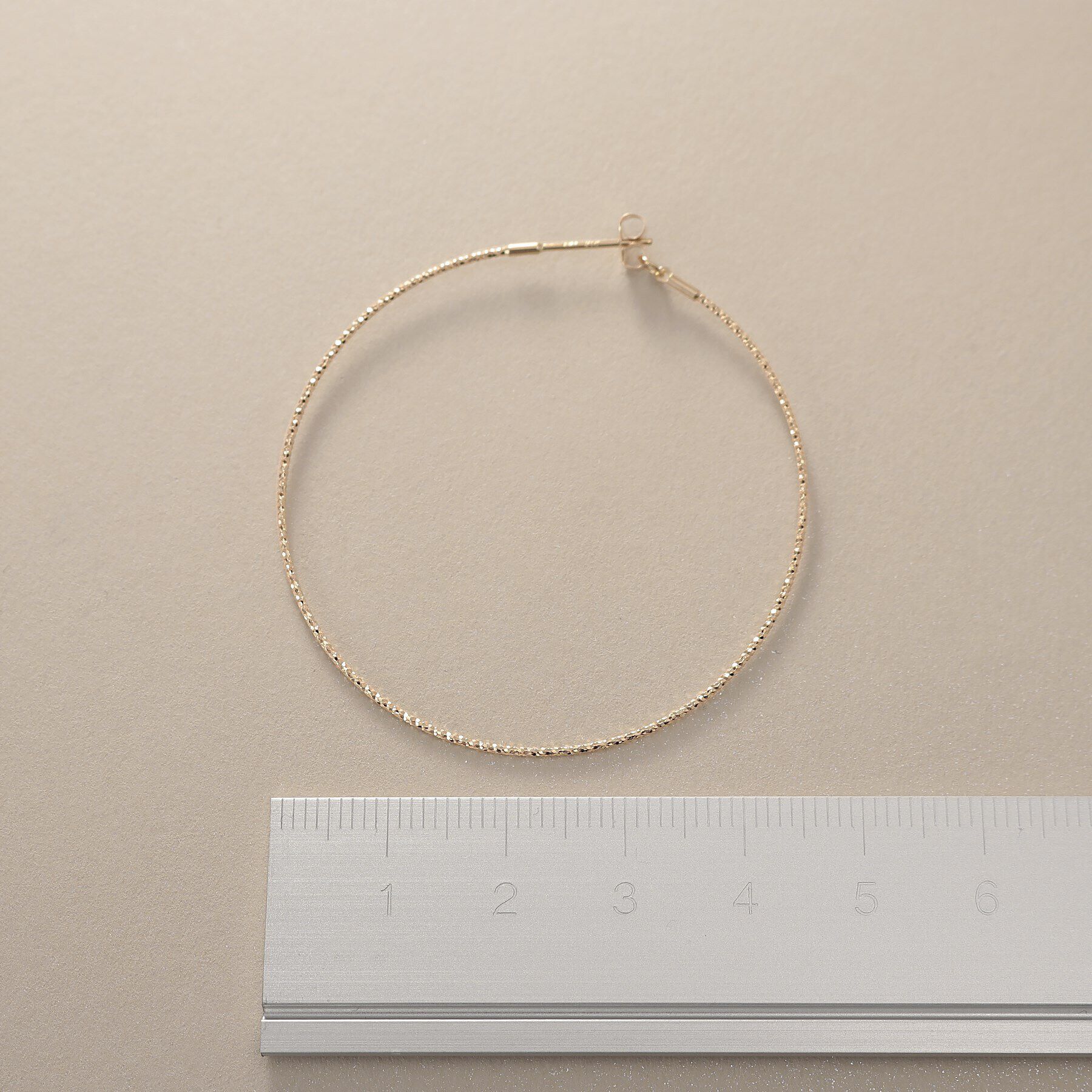 COCOSHNIK「K10カット丸線 フープピアス（中）」|ピアス|
