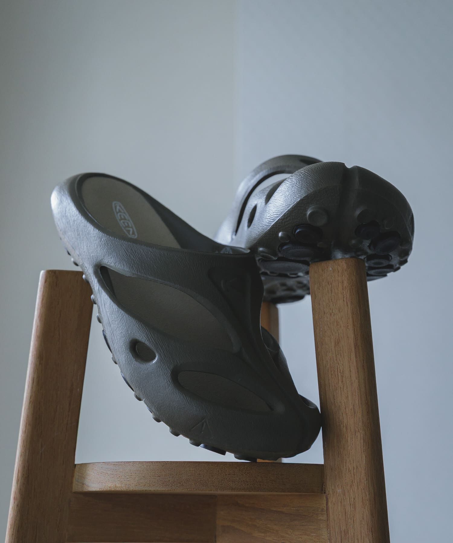 URBAN RESEARCH DOORS「KEEN　SHANTI」|サンダル|カーキ