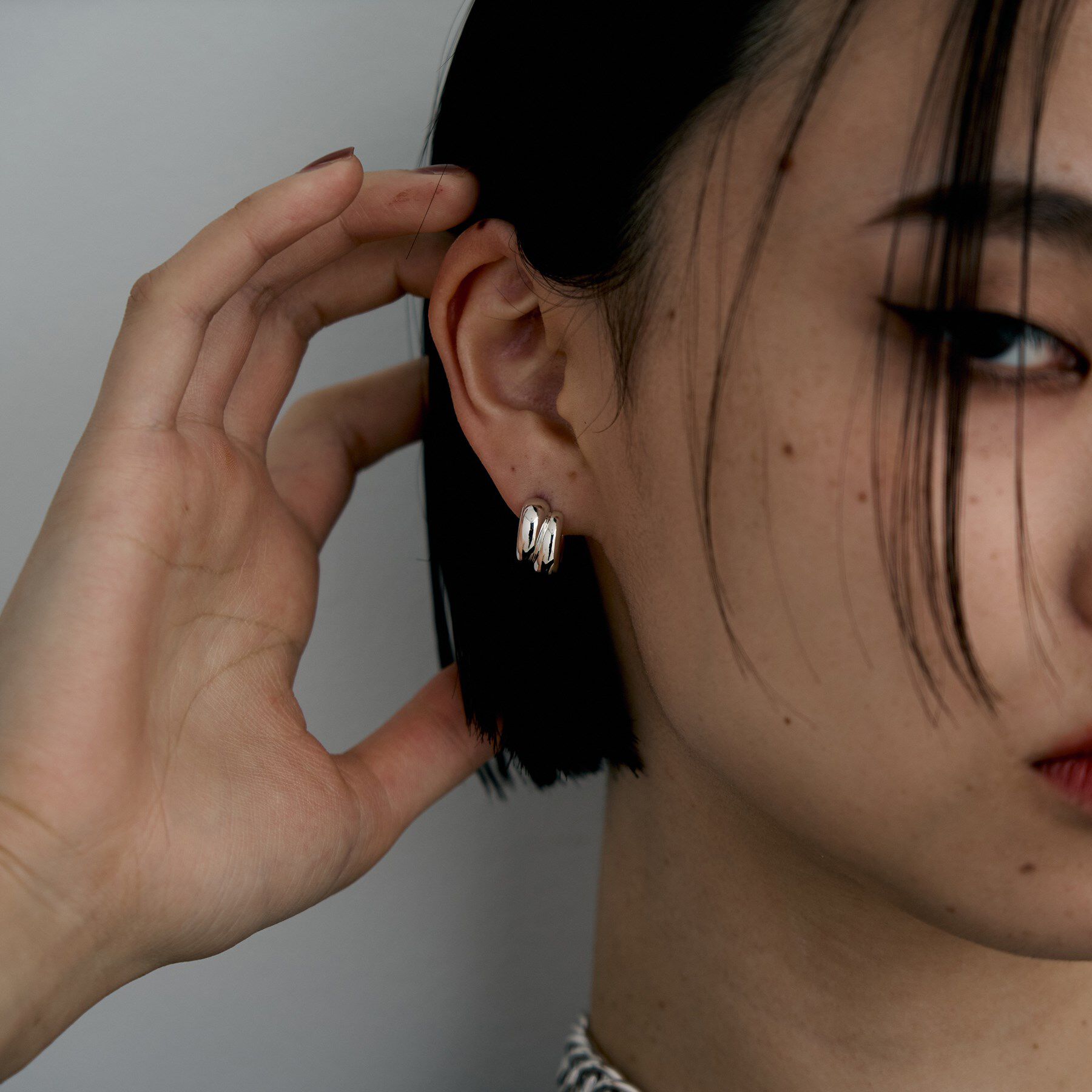 COCOSHNIK ONKITSCH「シルバー スモールフープ チャビーローテイテッドピアス」|ピアス|