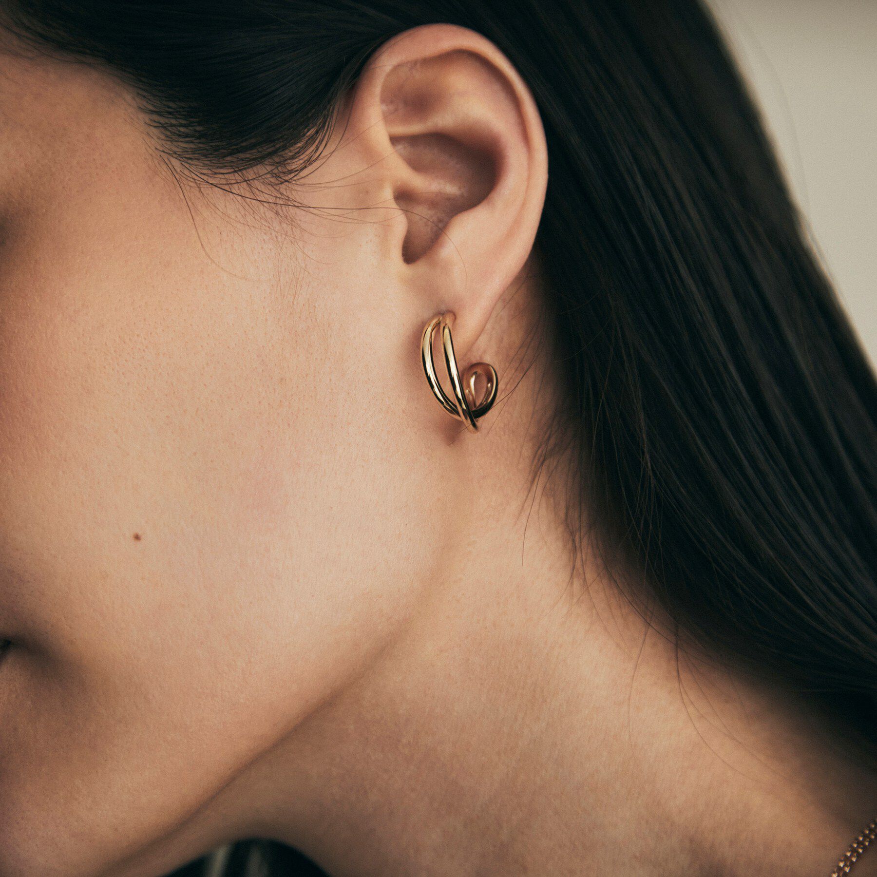 COCOSHNIK「K10クロッシングフープ スタッドピアス」|ピアス|