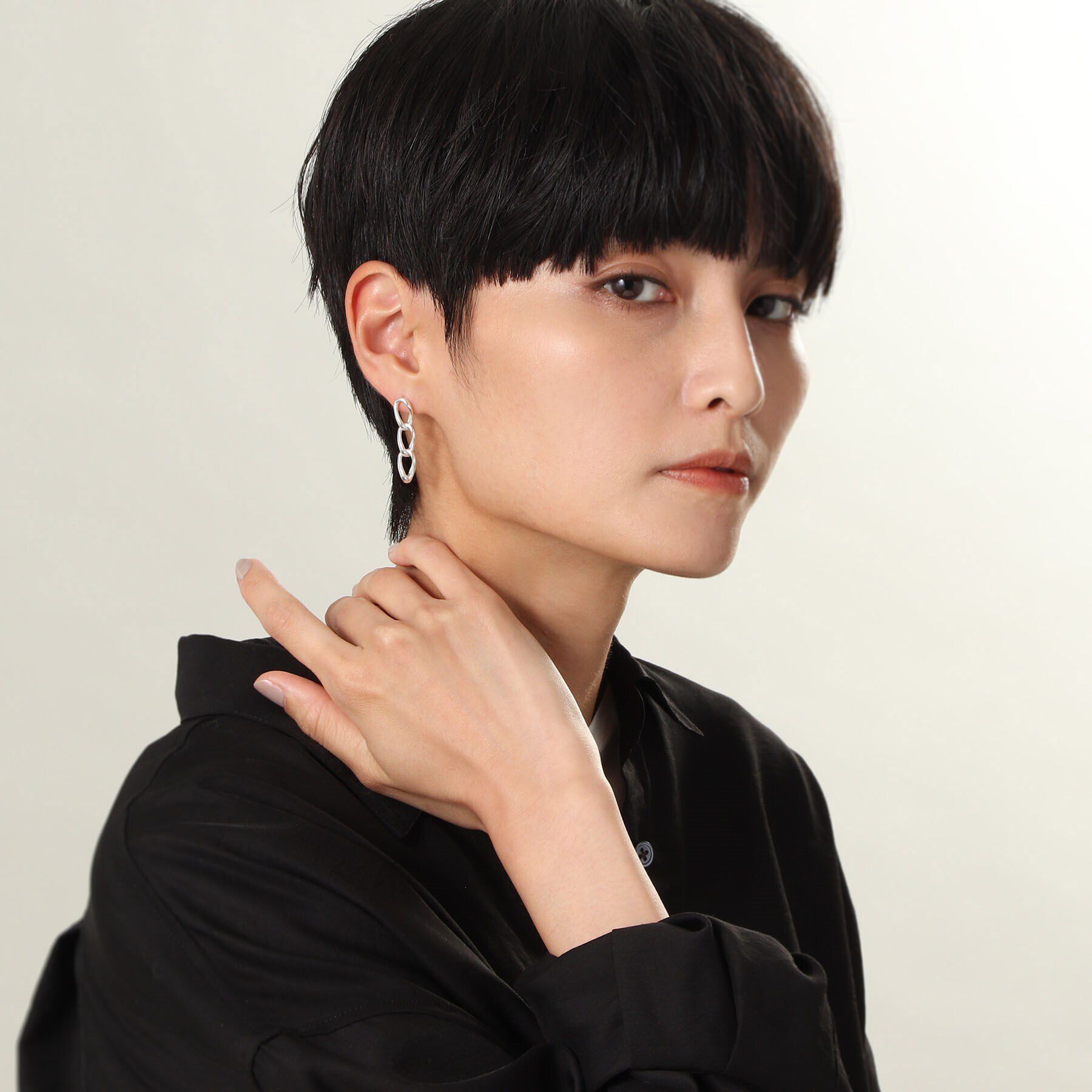 COCOSHNIK ONKITSCH「シルバー カーブチェーン ストレートピアス」|ピアス|