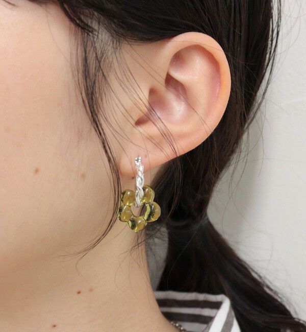fredy emue「カラーフラワーねじりフープピアス」|ピアス|ライトグリーン