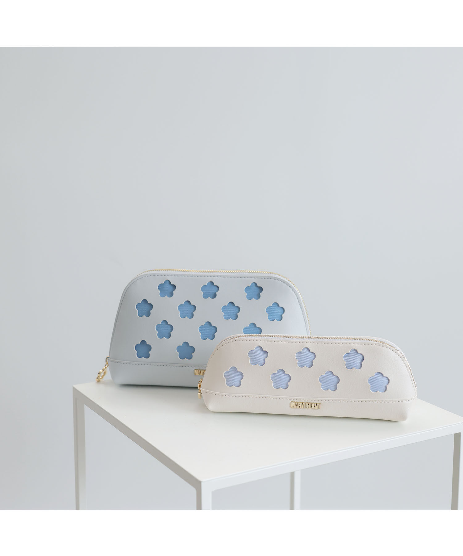 MARY QUANT「パンチングデイジーラウンドペンケース」|ポーチ|