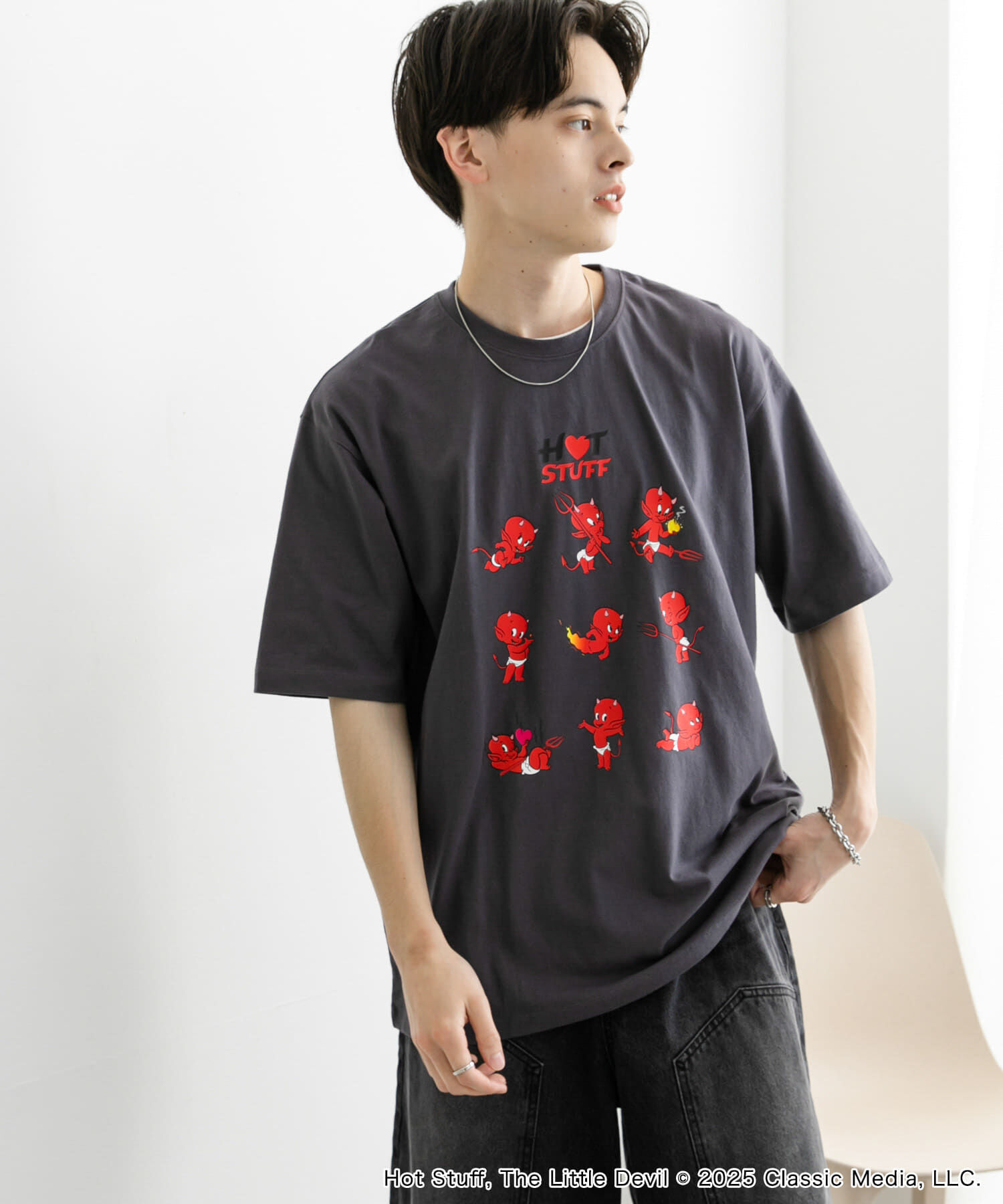 SENSE OF PLACE by URBAN RESEARCH「『別注』HOT STUFF&times;SENSE OF PLACE　 プリントTシャツ B」|Tシャツ・カットソー|チャコールグレー