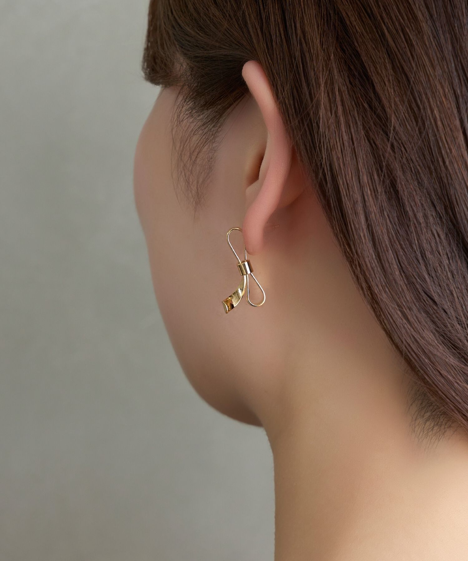 Phoebe「ニュアンスリボンピアス　ゴールド」|ピアス|