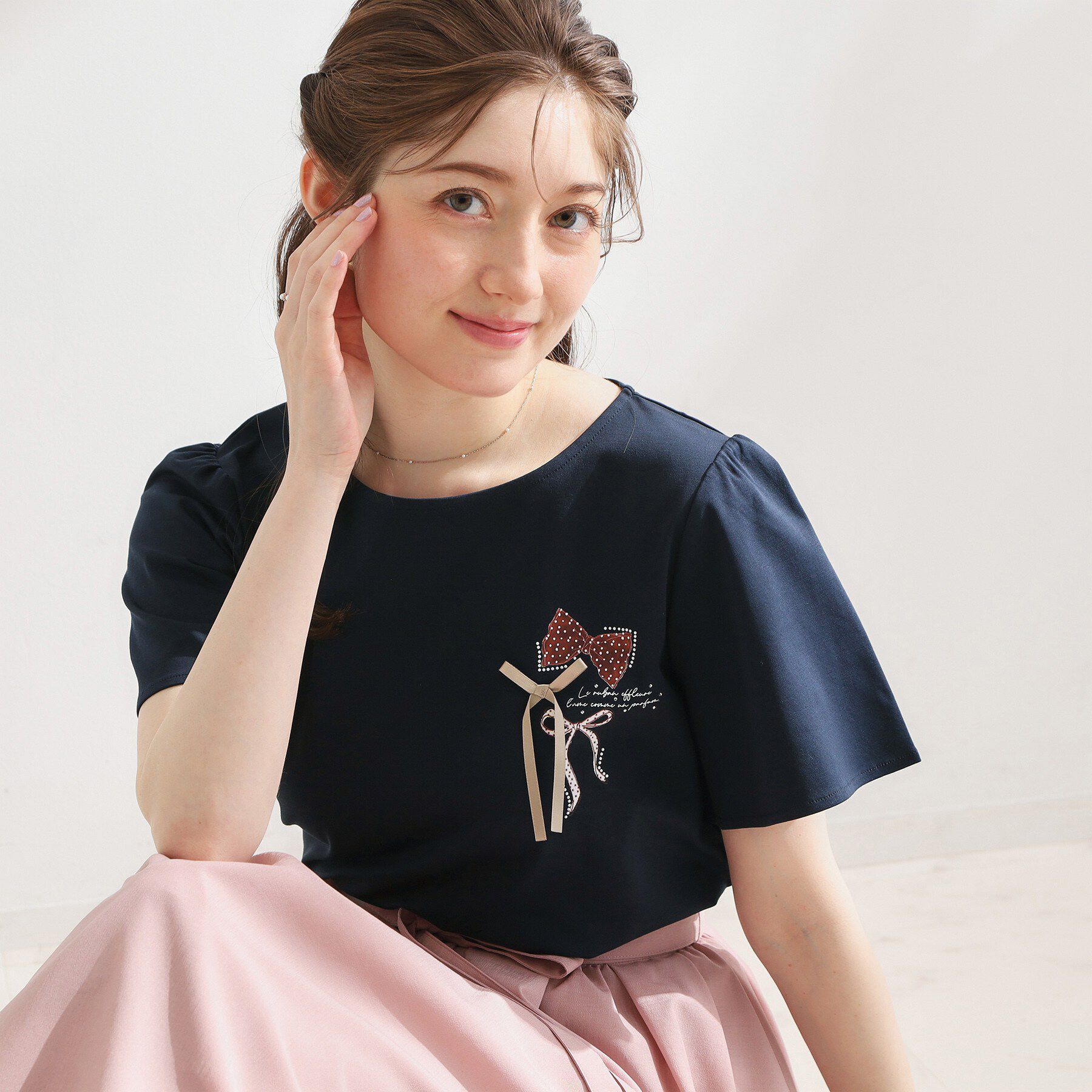 Couture broach「リボンプリントTシャツ」|Tシャツ・カットソー|ネイビー(094)