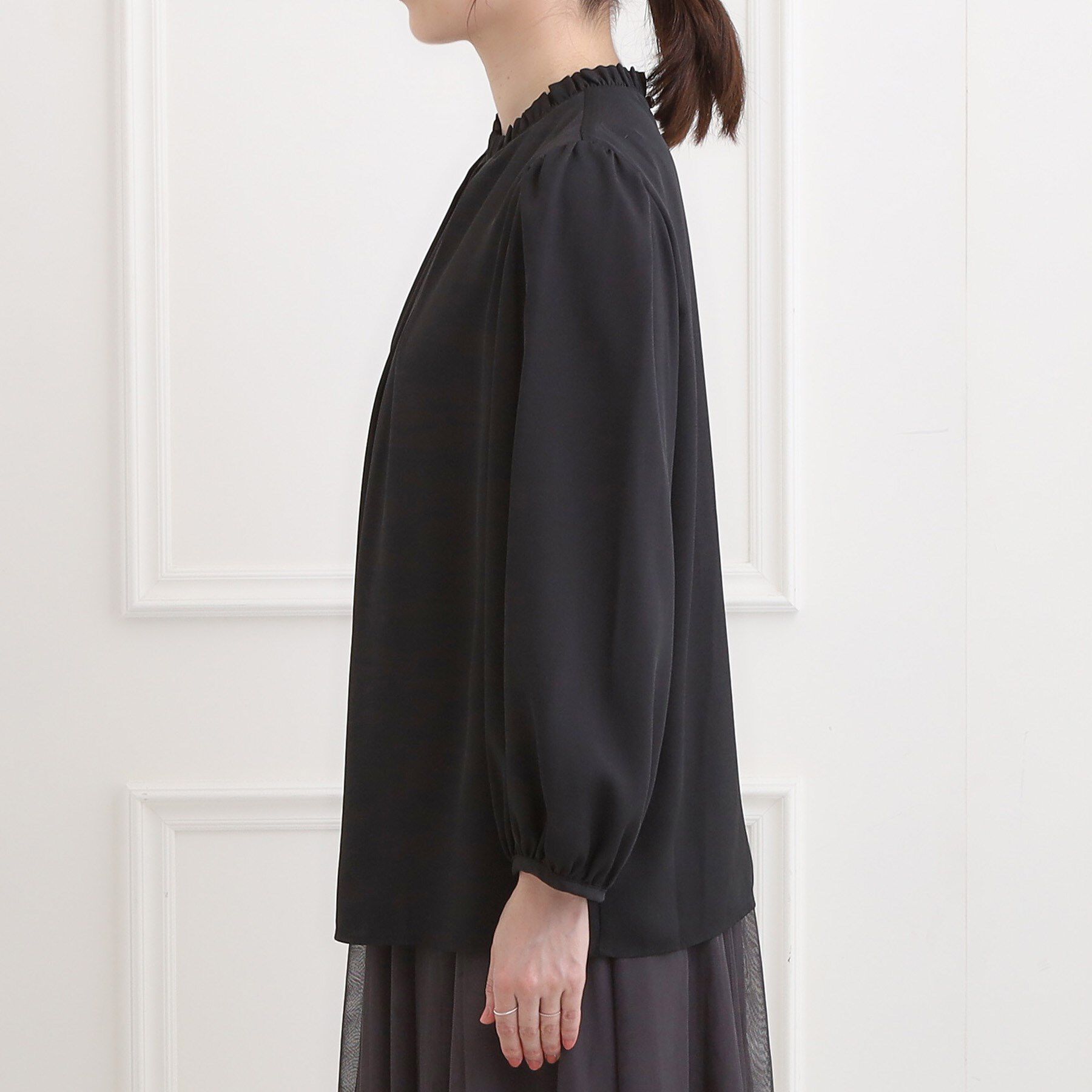 SHOO･LA･RUE「【洗濯機可/通勤/裏地つき】プチフリルで上品に クルーネックブラウス」|シャツ・ブラウス|