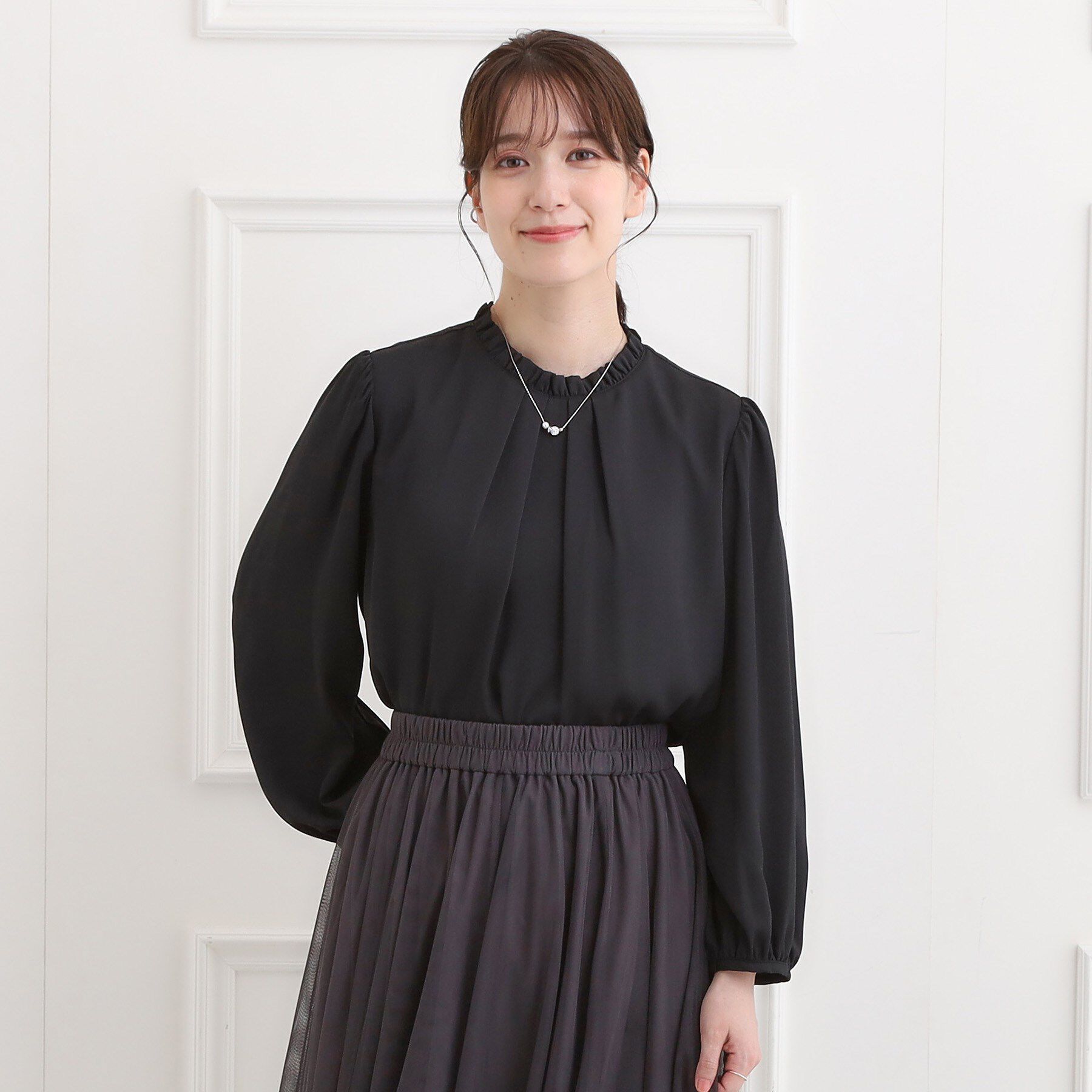 SHOO･LA･RUE「【洗濯機可/通勤/裏地つき】プチフリルで上品に クルーネックブラウス」|シャツ・ブラウス|