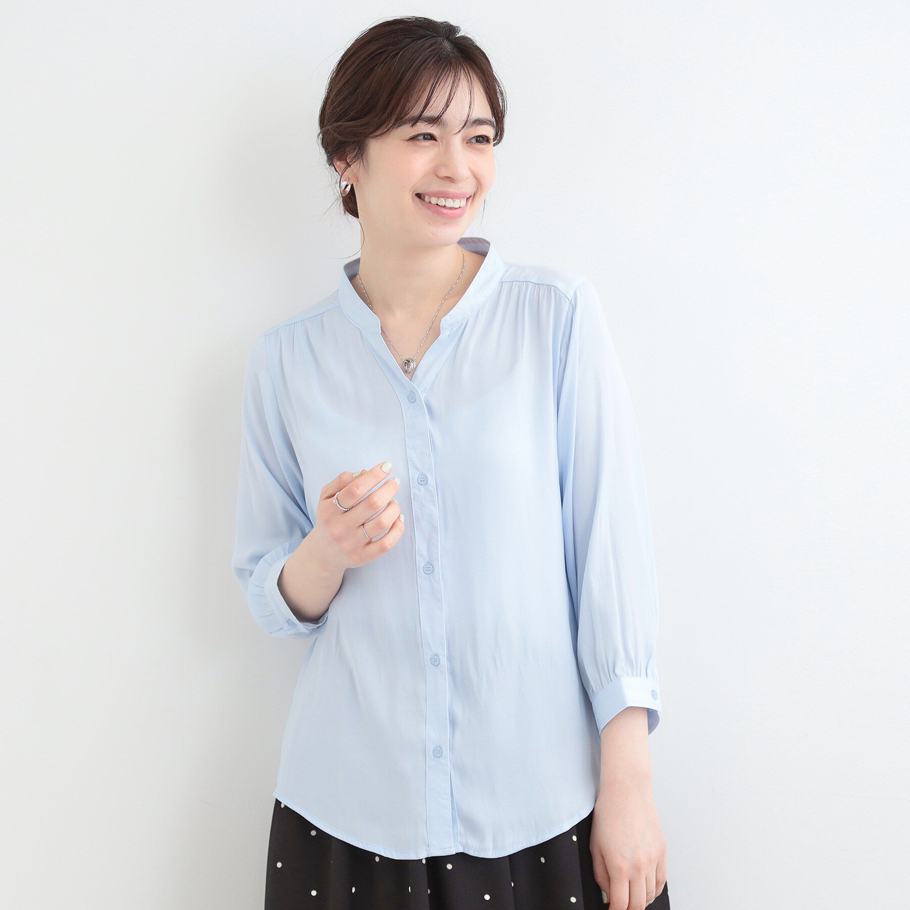 SHOO･LA･RUE「【S-LL/7分袖】首元をすっきり魅せる　大人の上品サテンブラウス」|シャツ・ブラウス|