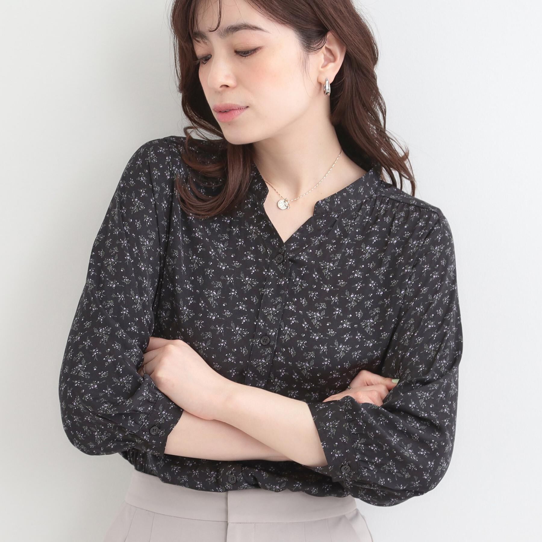 SHOO･LA･RUE「【S-LL/7分袖】首元をすっきり魅せる　大人の上品サテンブラウス」|シャツ・ブラウス|ブラック(719)