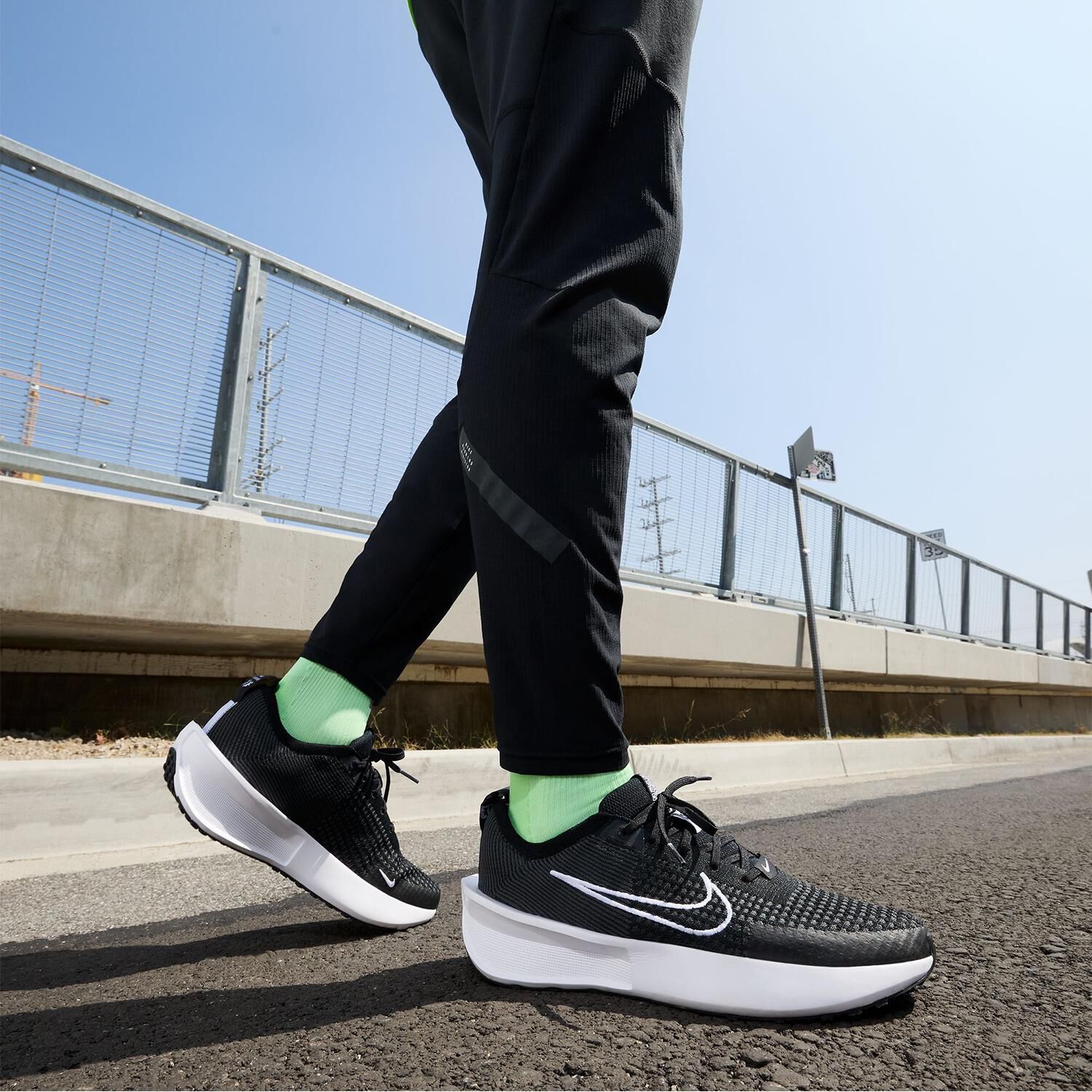 NIKE「【NIKE】INTERACT RUN」|スニーカー|