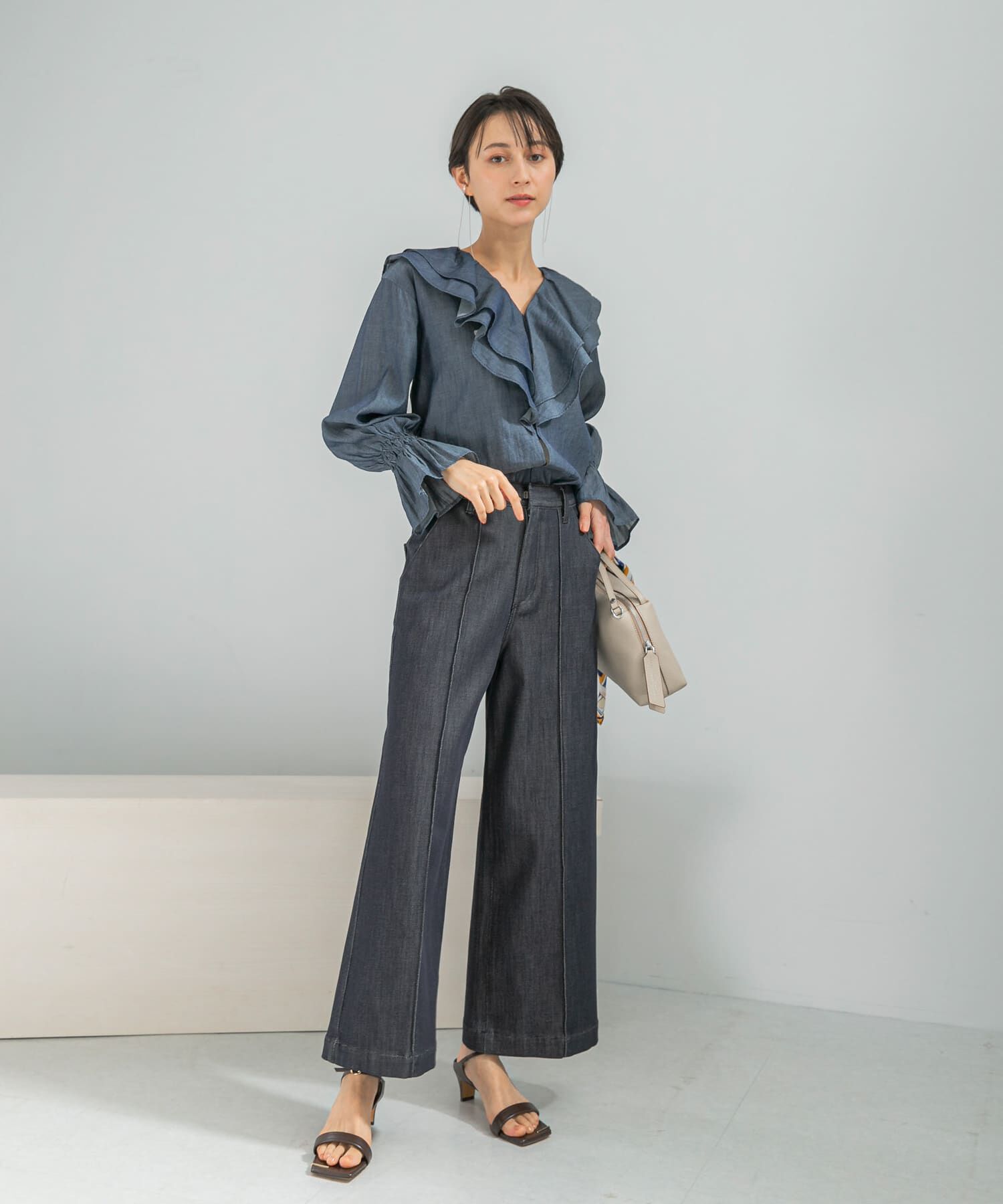 URBAN RESEARCH ROSSO「Vネックラッフルシアーデニムブラウス」|シャツ・ブラウス|