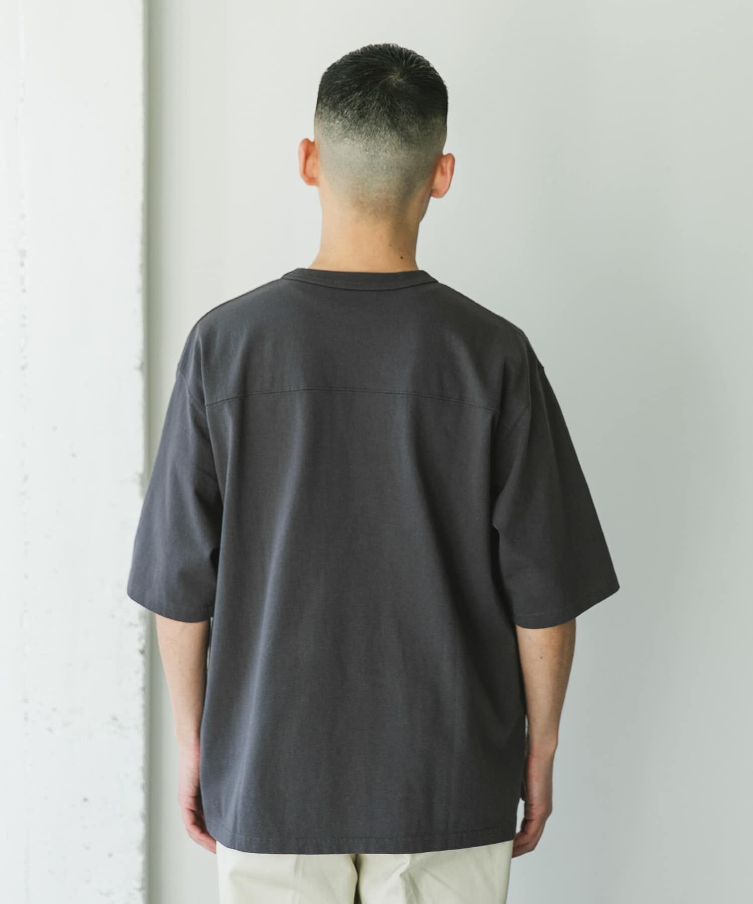 URBAN RESEARCH DOORS「『別注』MANHATTAN PORTAGE&times;DOORS　フットボール オーバーサイズTシャツ」|Tシャツ・カットソー|
