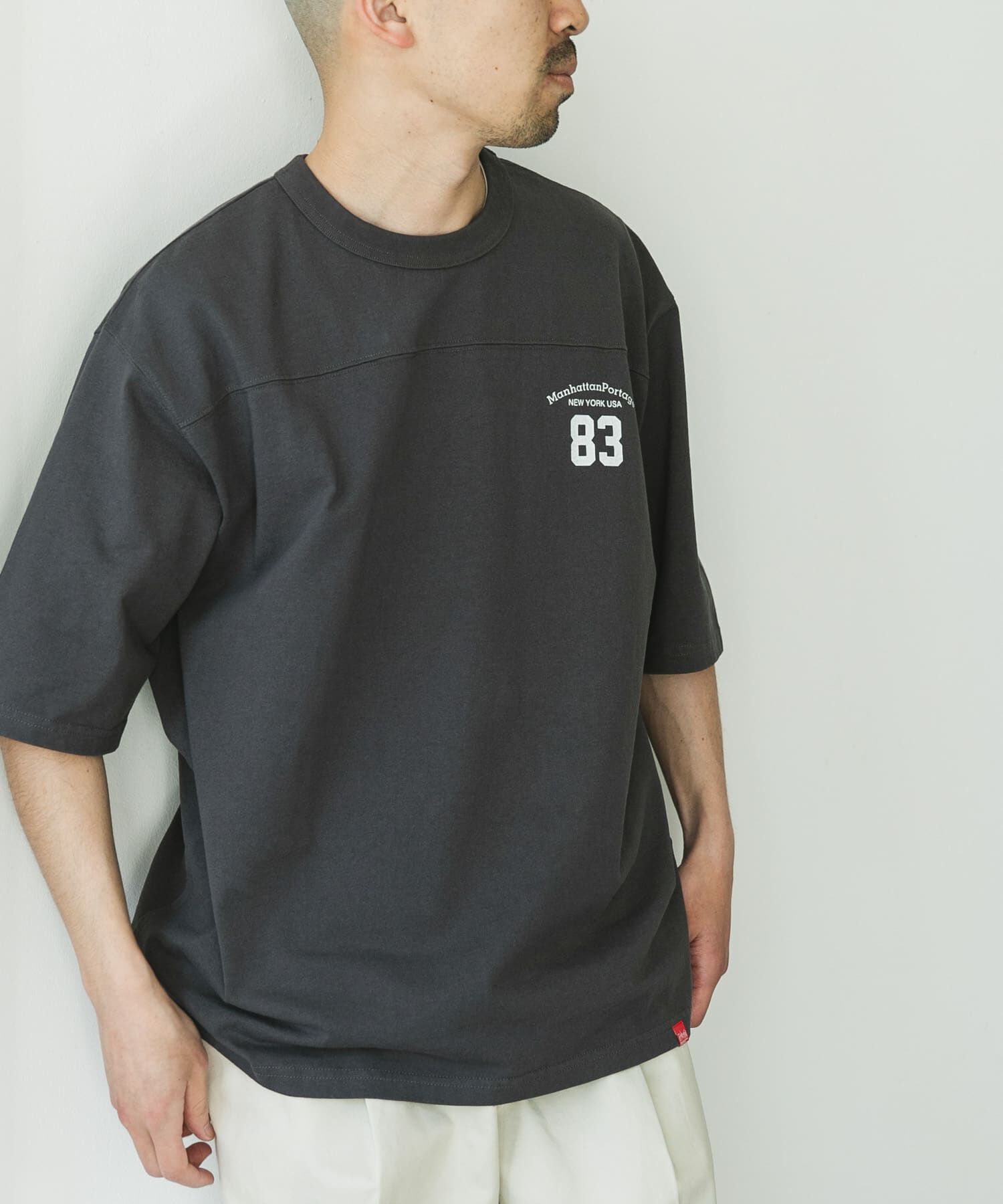 URBAN RESEARCH DOORS「『別注』MANHATTAN PORTAGE&times;DOORS　フットボール オーバーサイズTシャツ」|Tシャツ・カットソー|