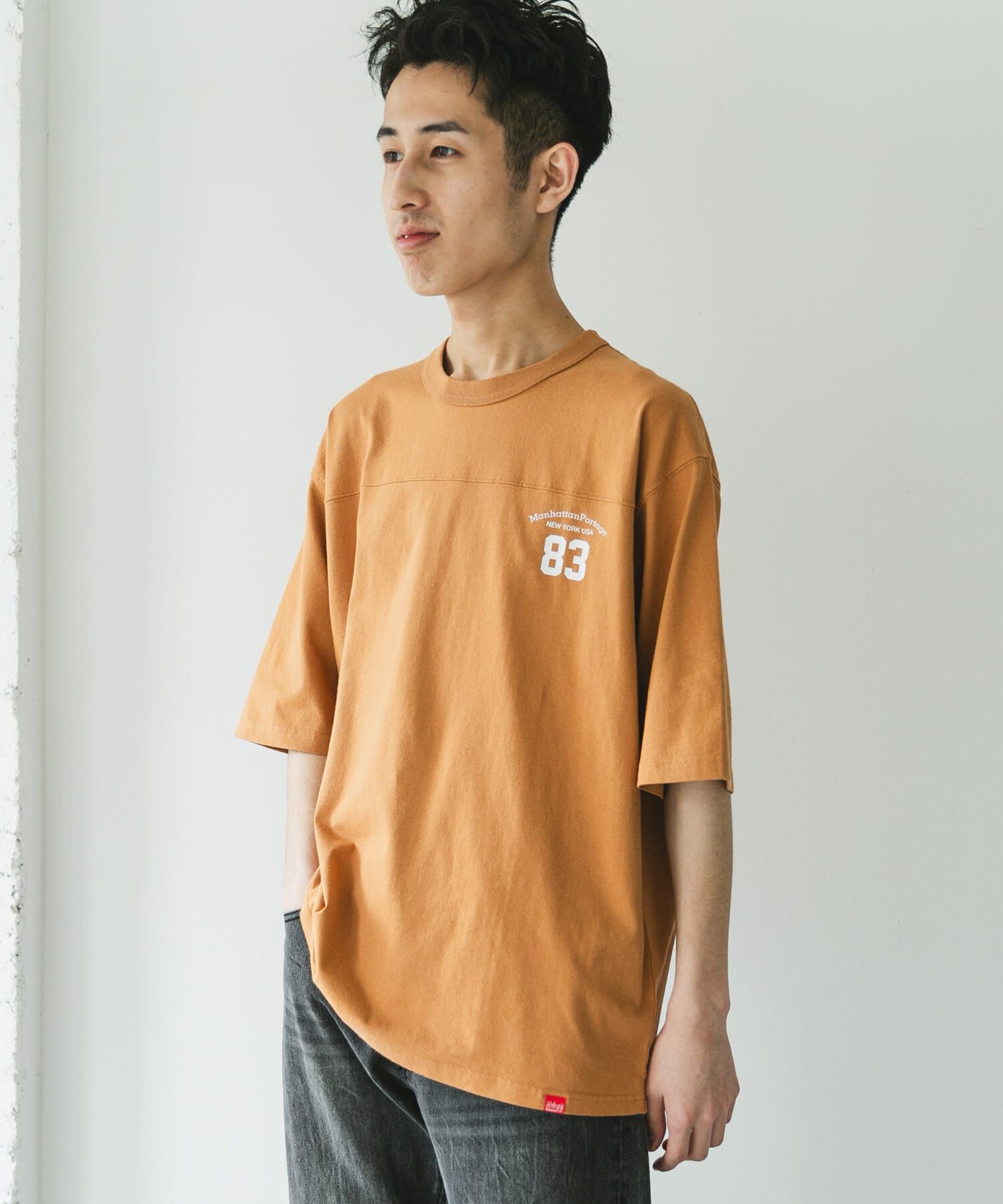 URBAN RESEARCH DOORS「『別注』MANHATTAN PORTAGE&times;DOORS　フットボール オーバーサイズTシャツ」|Tシャツ・カットソー|