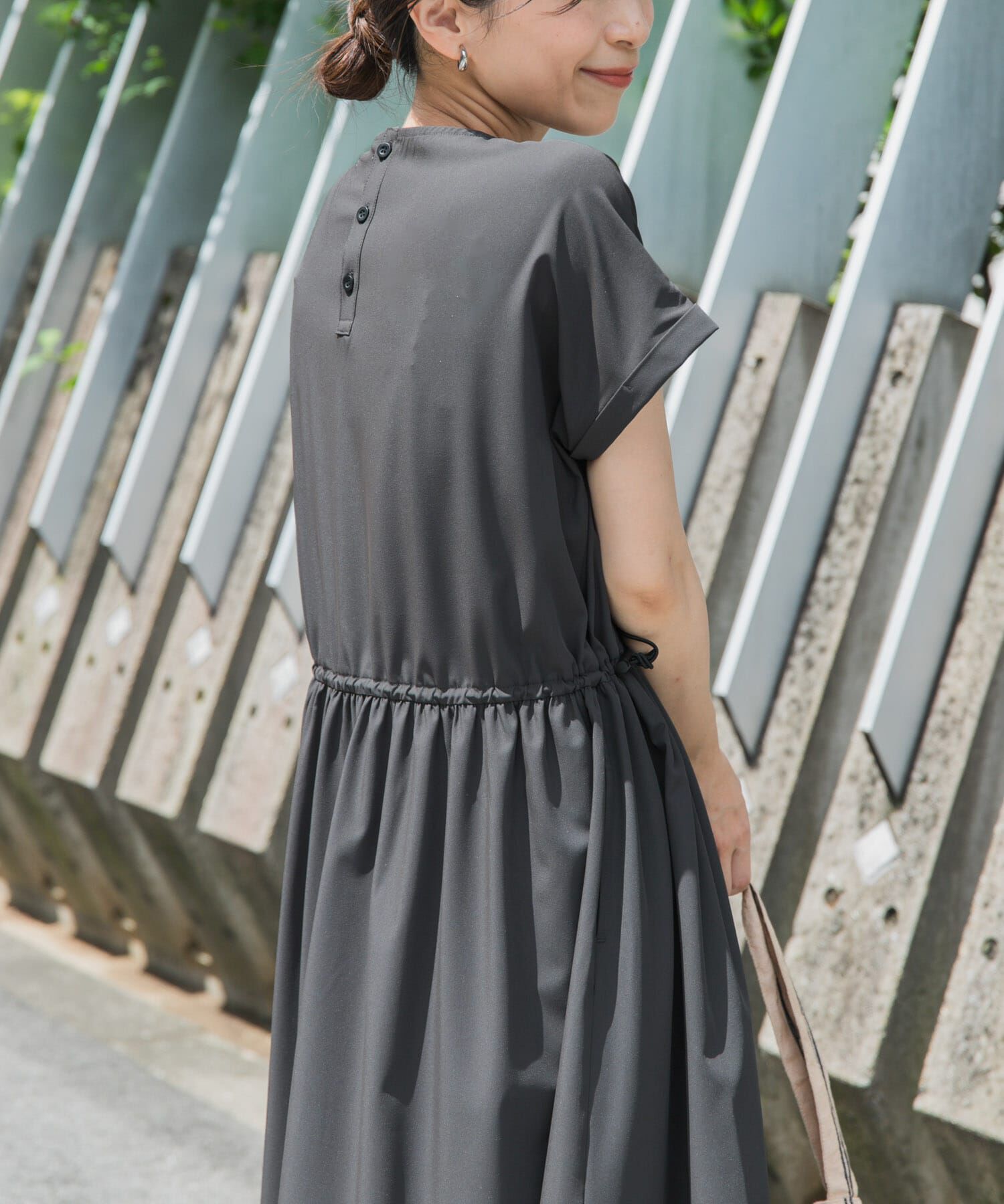 URBAN RESEARCH DOORS「『UR TECH』サマシェアウエストドロストワンピース」|ワンピース|