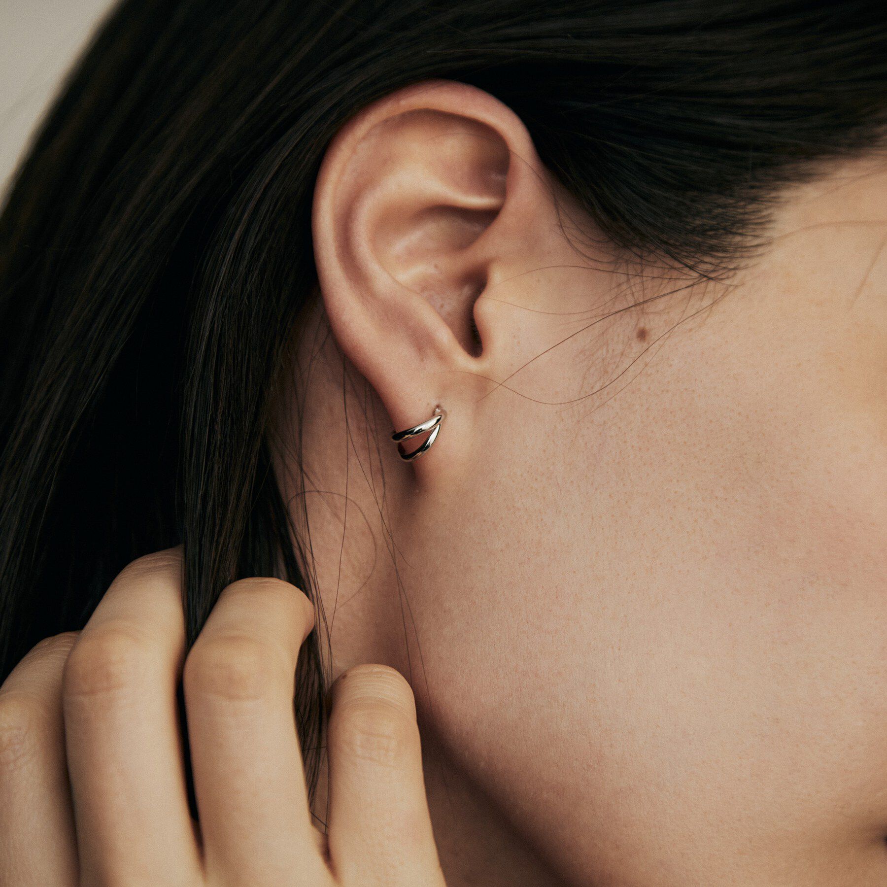 COCOSHNIK「プラチナ 甲丸スプリット フープピアス」|ピアス|