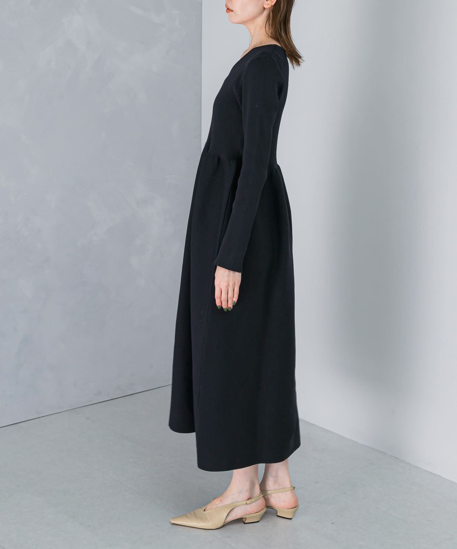 URBAN RESEARCH ROSSO「『WEB/一部店舗限定』フォルムシルエットVネックリブワンピース」|ワンピース|