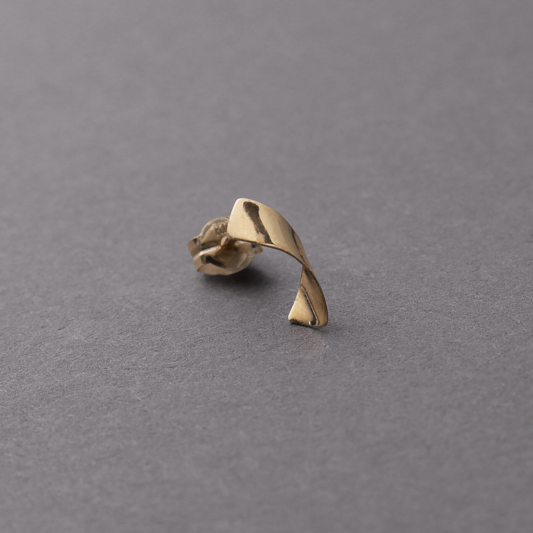 COCOSHNIK ONKITSCH「K10ツイストプレートピアス」|ピアス|