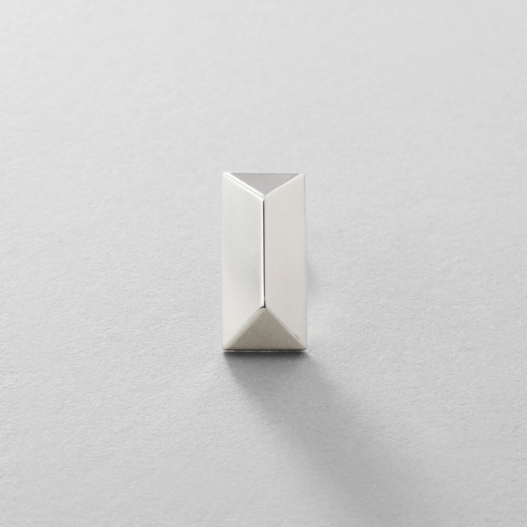 COCOSHNIK ONKITSCH「シルバー ロングピラミッド スタッドピアス」|ピアス|