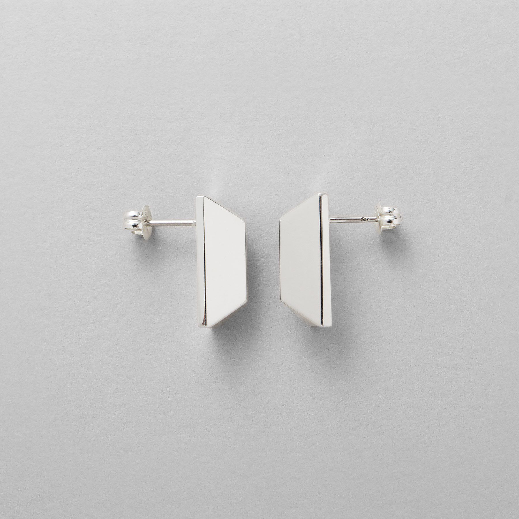COCOSHNIK ONKITSCH「シルバー ロングピラミッド スタッドピアス」|ピアス|