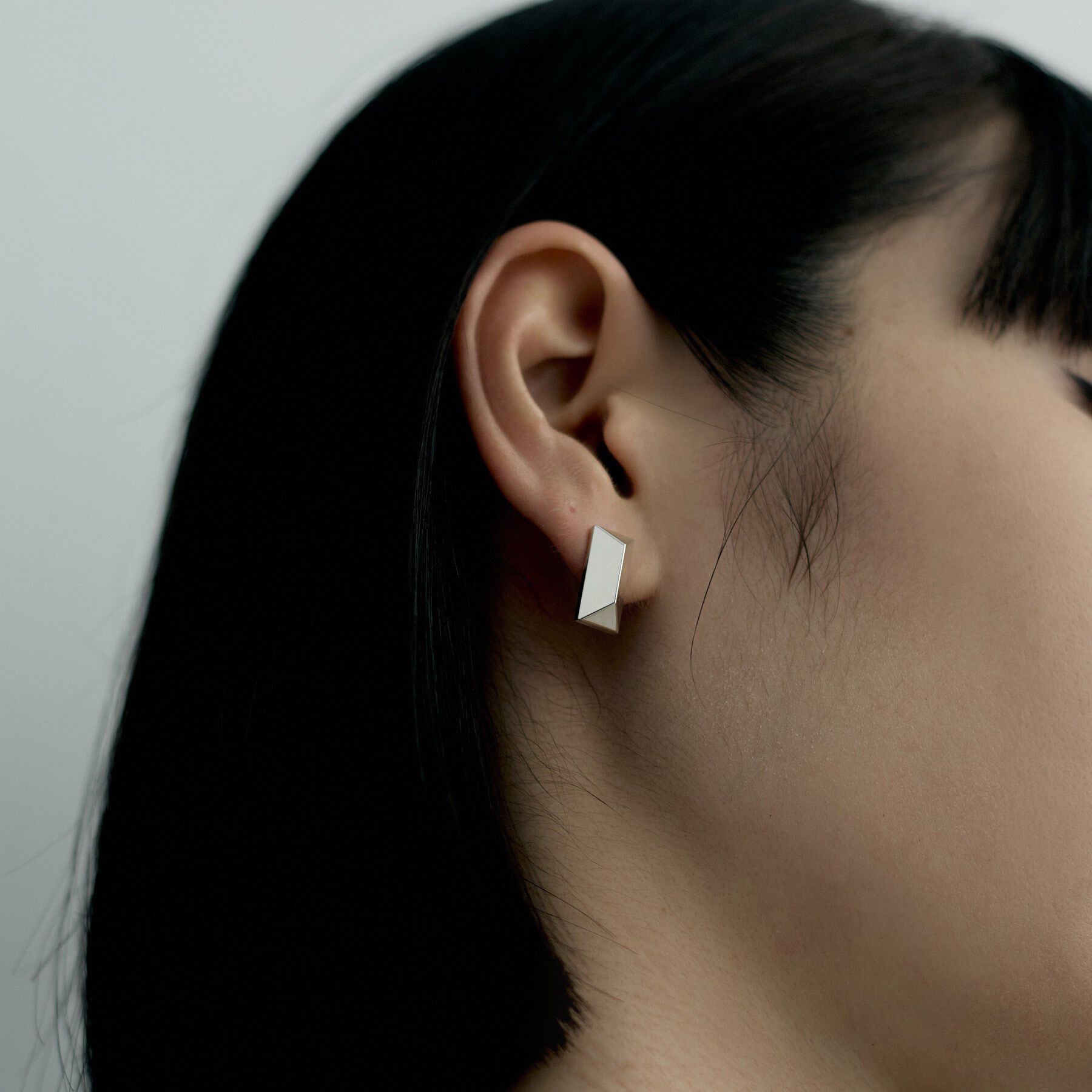 COCOSHNIK ONKITSCH「シルバー ロングピラミッド スタッドピアス」|ピアス|