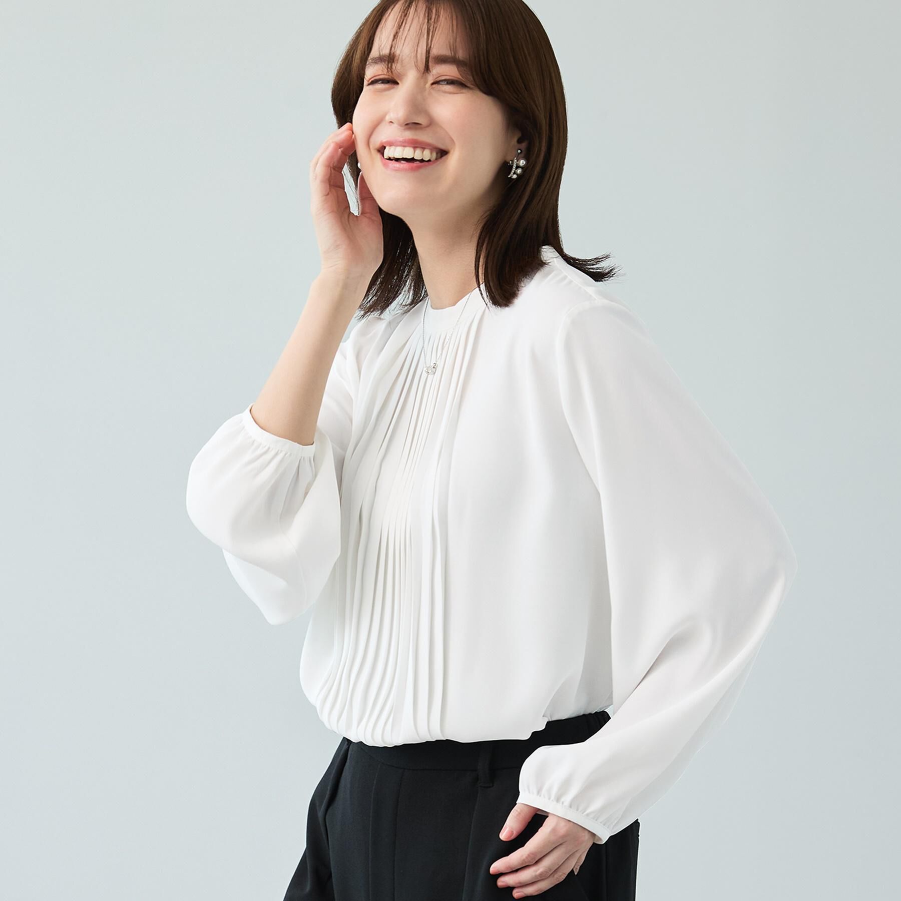 SHOO･LA･RUE「【洗濯機可/通勤】女性らしさとすっきり見えを叶える フロントプリーツブラウス」|シャツ・ブラウス|