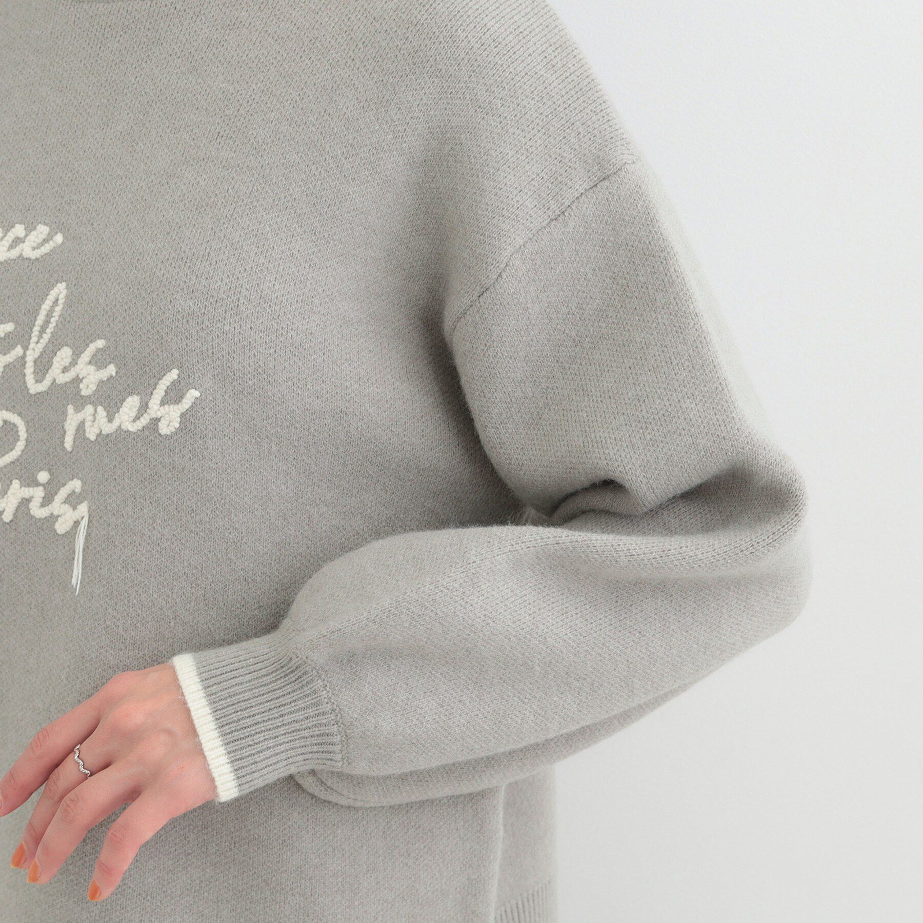 SHOO･LA･RUE「【洗濯機可/S-LL】裾スカラップが差がつく コード刺繍ロゴニット」|ニット・セーター|