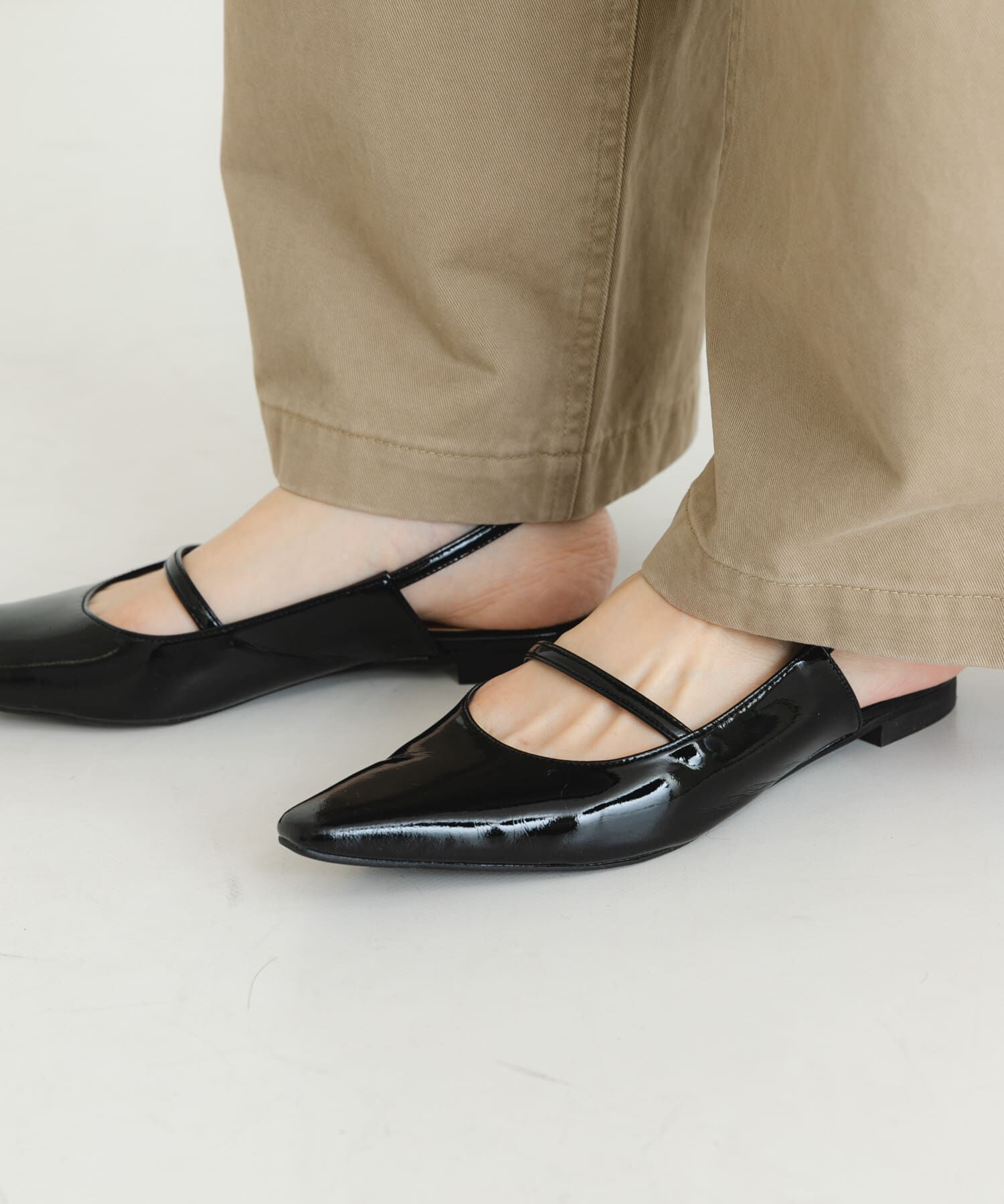 URBAN RESEARCH「ポインテッドバックストラップシューズ」|パンプス|ブラック系その他