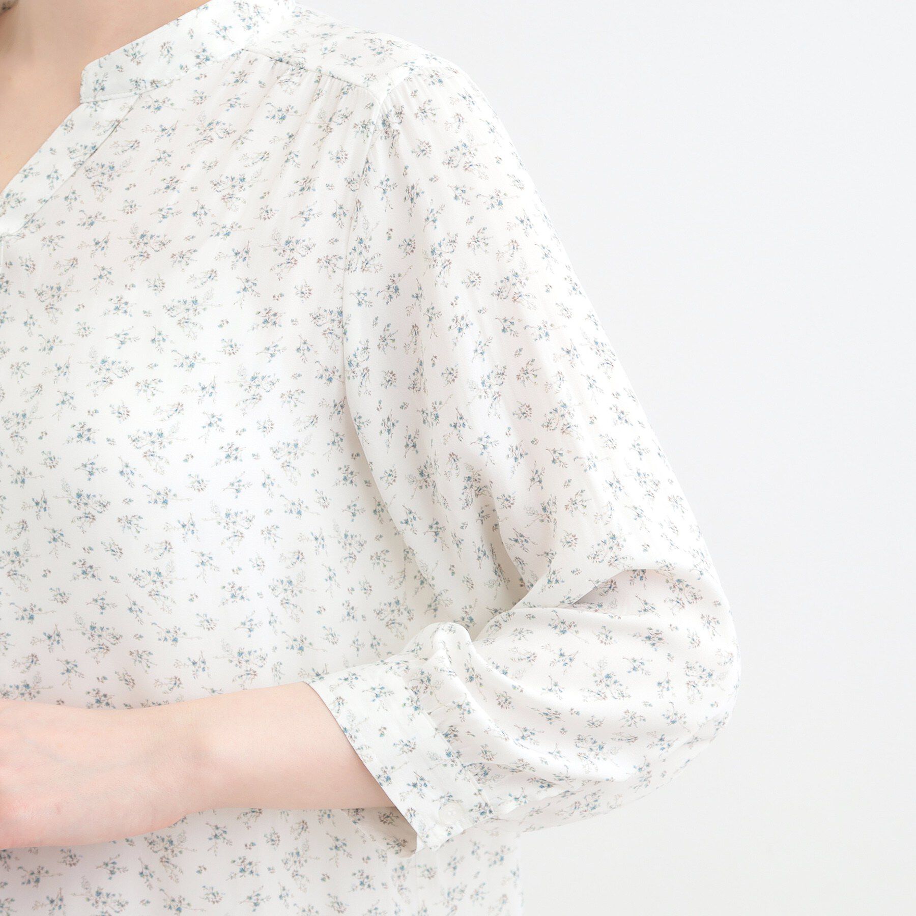 SHOO･LA･RUE「【S-LL/7分袖】首元をすっきり魅せる　大人の上品サテンブラウス」|シャツ・ブラウス|