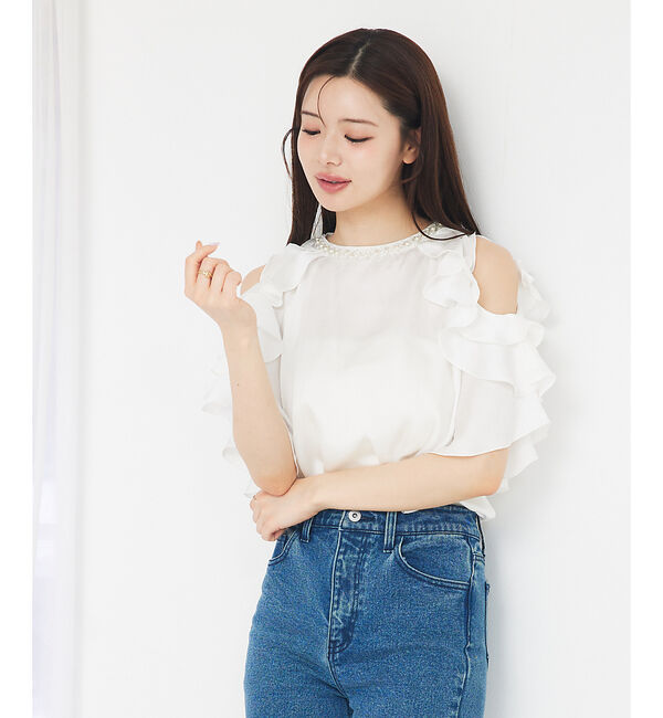 SELFIST「【品よく肌見せ】ショルダーオープンビジュー付フリルブラウス」|シャツ・ブラウス|オフホワイト