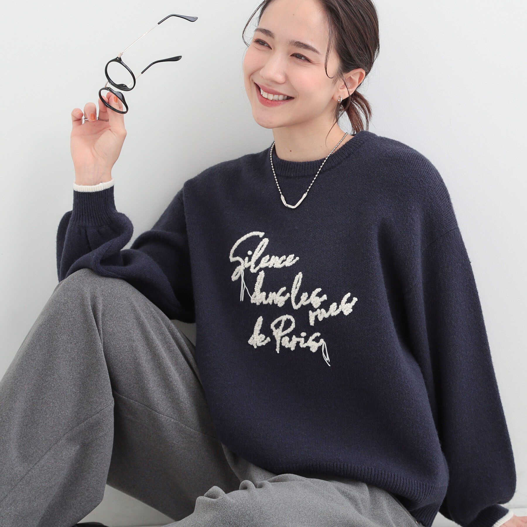 SHOO･LA･RUE「【洗濯機可/S-LL】裾スカラップが差がつく コード刺繍ロゴニット」|ニット・セーター|ネイビー(594)