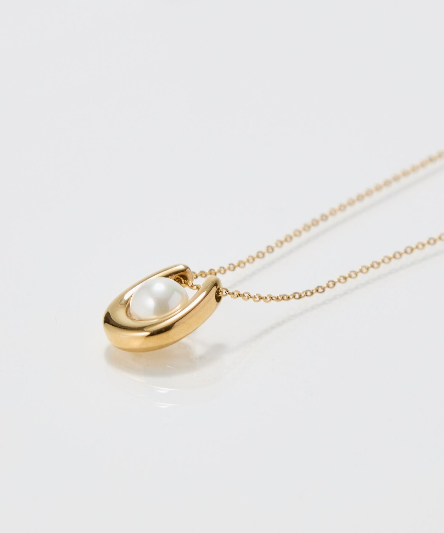 Phoebe「【金属アレルギー対応】メタリックパールホースシューネックレス　ゴールド　ステンレス/馬蹄/ギフト」|ネックレス|