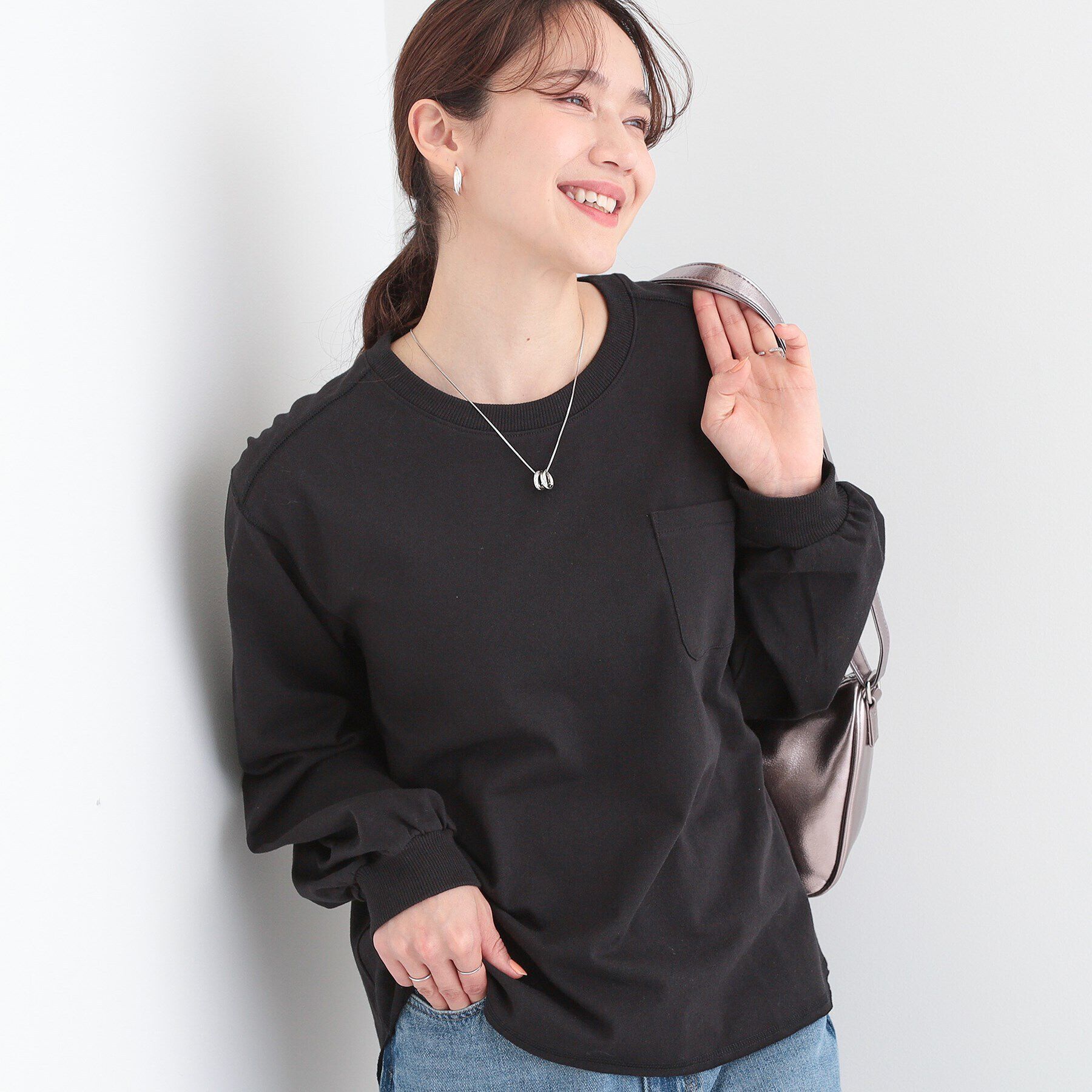 SHOO･LA･RUE「【洗える/S-LL】一枚でもレイヤードでも ラウンドヘムポケット付きロンT」|Tシャツ・カットソー|ブラック(019)