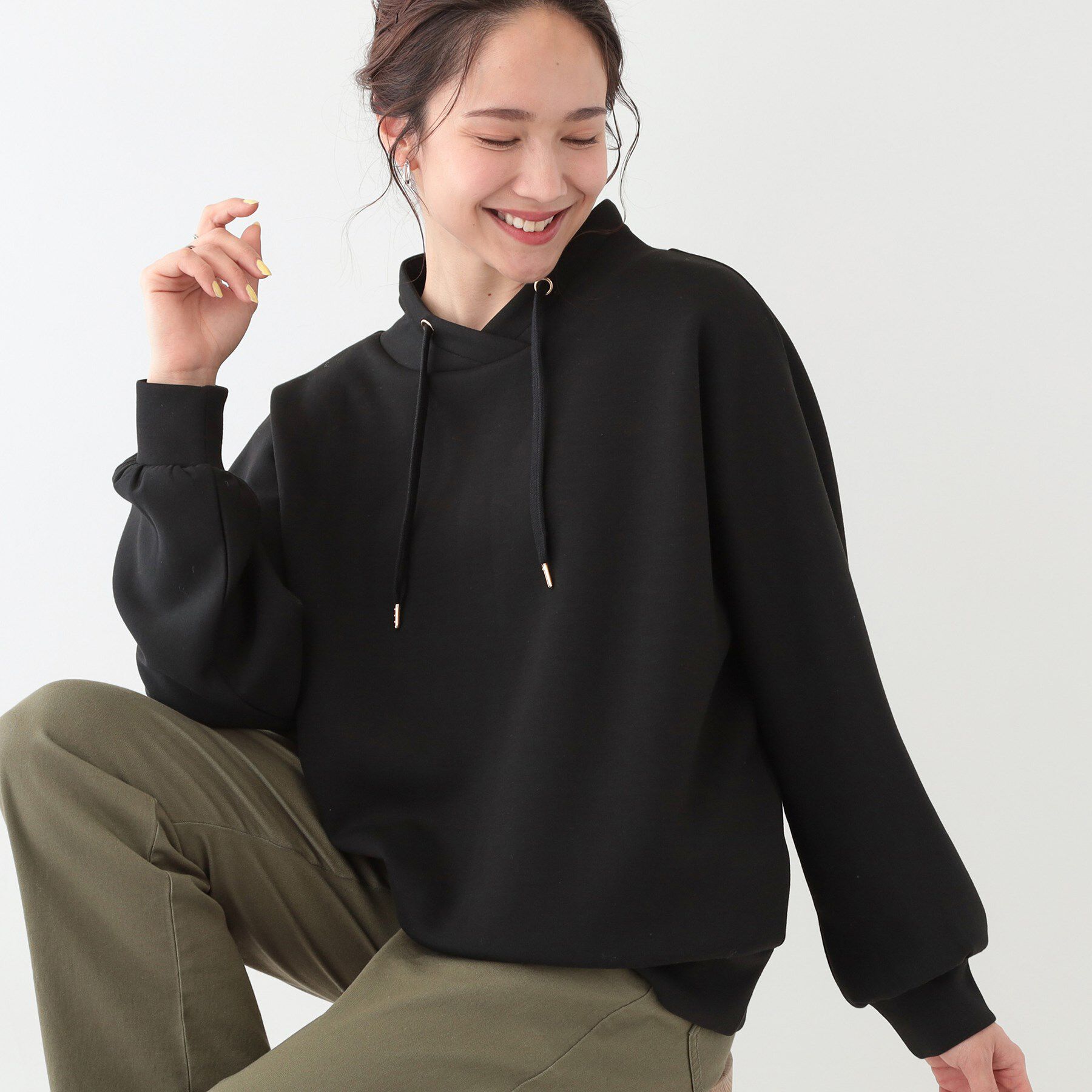 SHOO･LA･RUE「【S-LL】なめらかタッチ もちさら抜け襟トップス」|Tシャツ・カットソー|ブラック(019)
