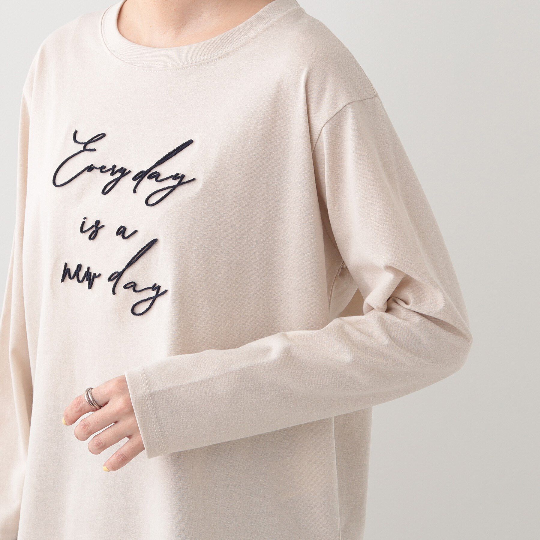 SHOO･LA･RUE「【S-LL】ロゴの立体感が魅力 ブラシ刺繍ロンT」|Tシャツ・カットソー|
