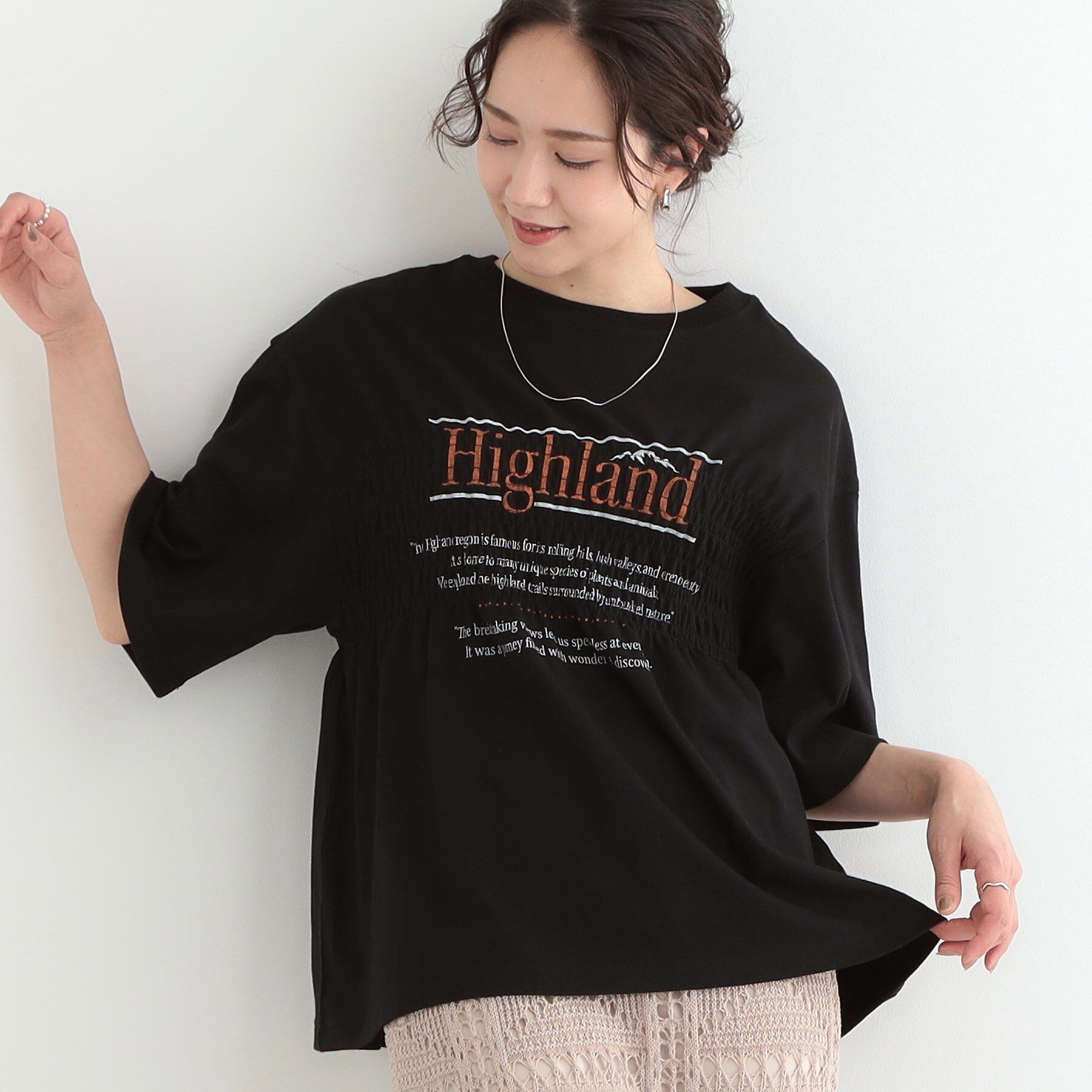 SHOO･LA･RUE「胸シャーリング ロゴTシャツ」|Tシャツ・カットソー|ブラック(019)