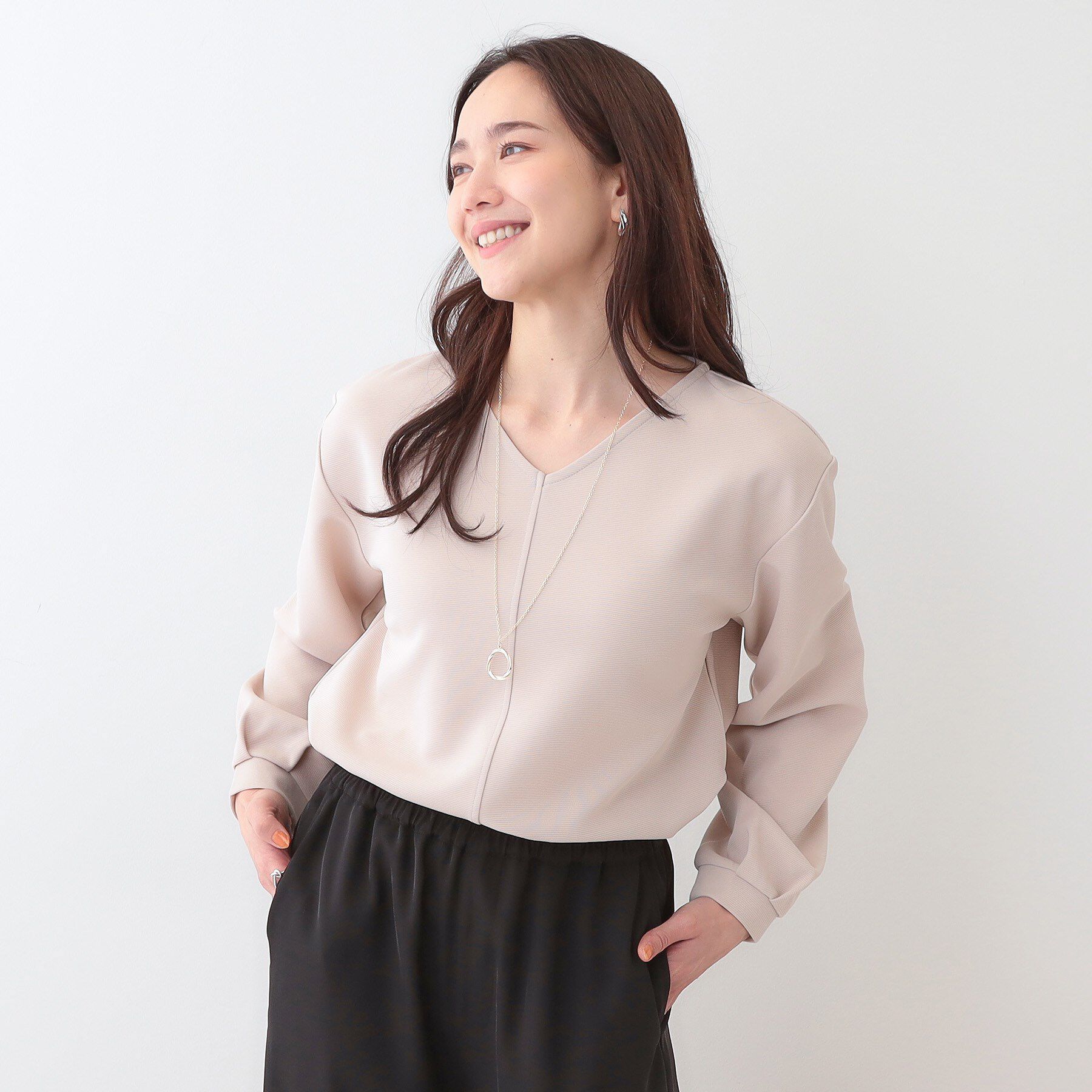 SHOO･LA･RUE「【S-LL/2点セット】大人の上品シルエット アクセ付き Vネックトップス」|シャツ・ブラウス|