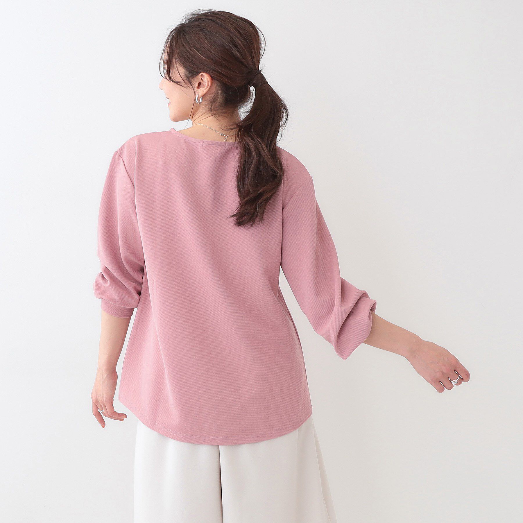 SHOO･LA･RUE「【S-LL/2点セット】大人の上品シルエット アクセ付き Vネックトップス」|シャツ・ブラウス|
